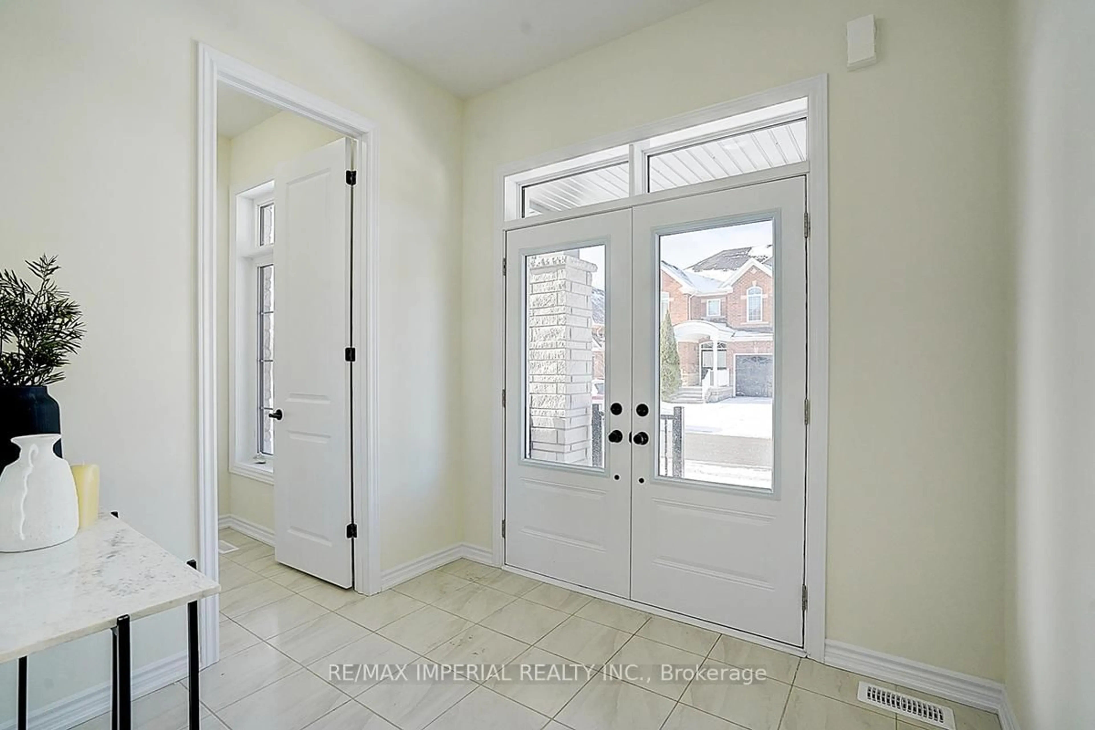 Indoor entryway for 96 Weslock Cres, Aurora Ontario L4G 7Y9