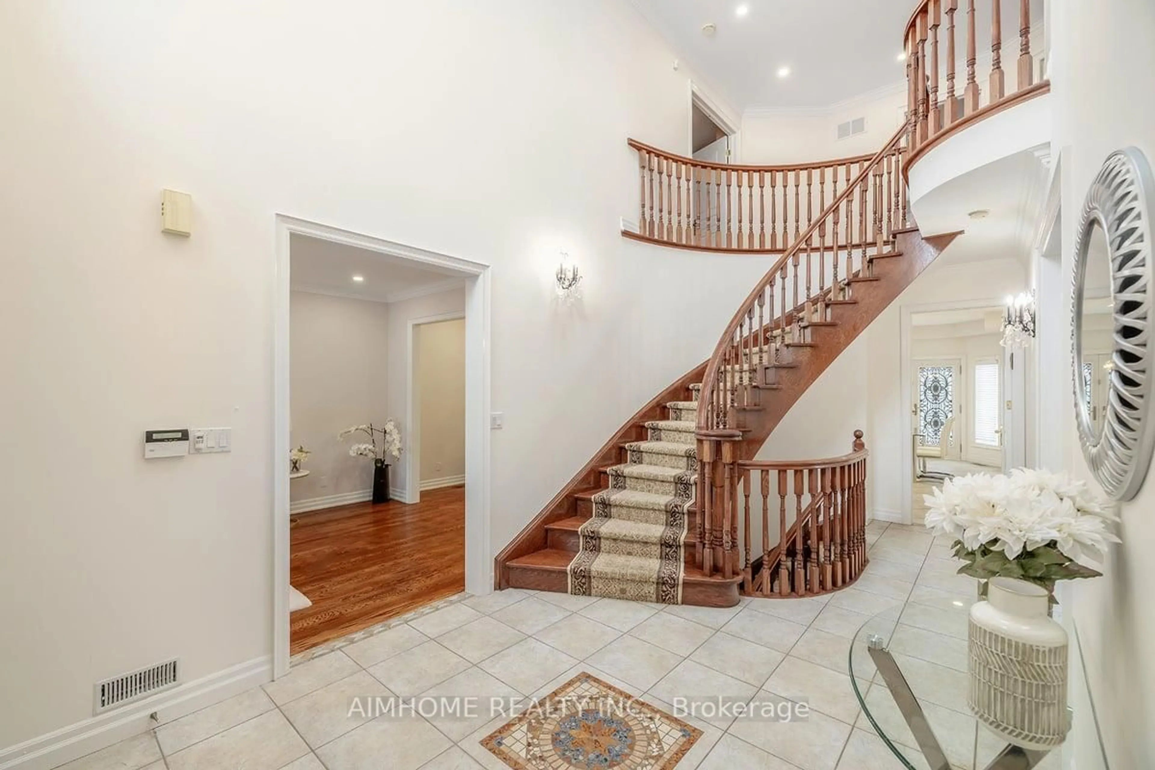 Indoor foyer for 81 Somerset Cres, Richmond Hill Ontario L4C 8P1