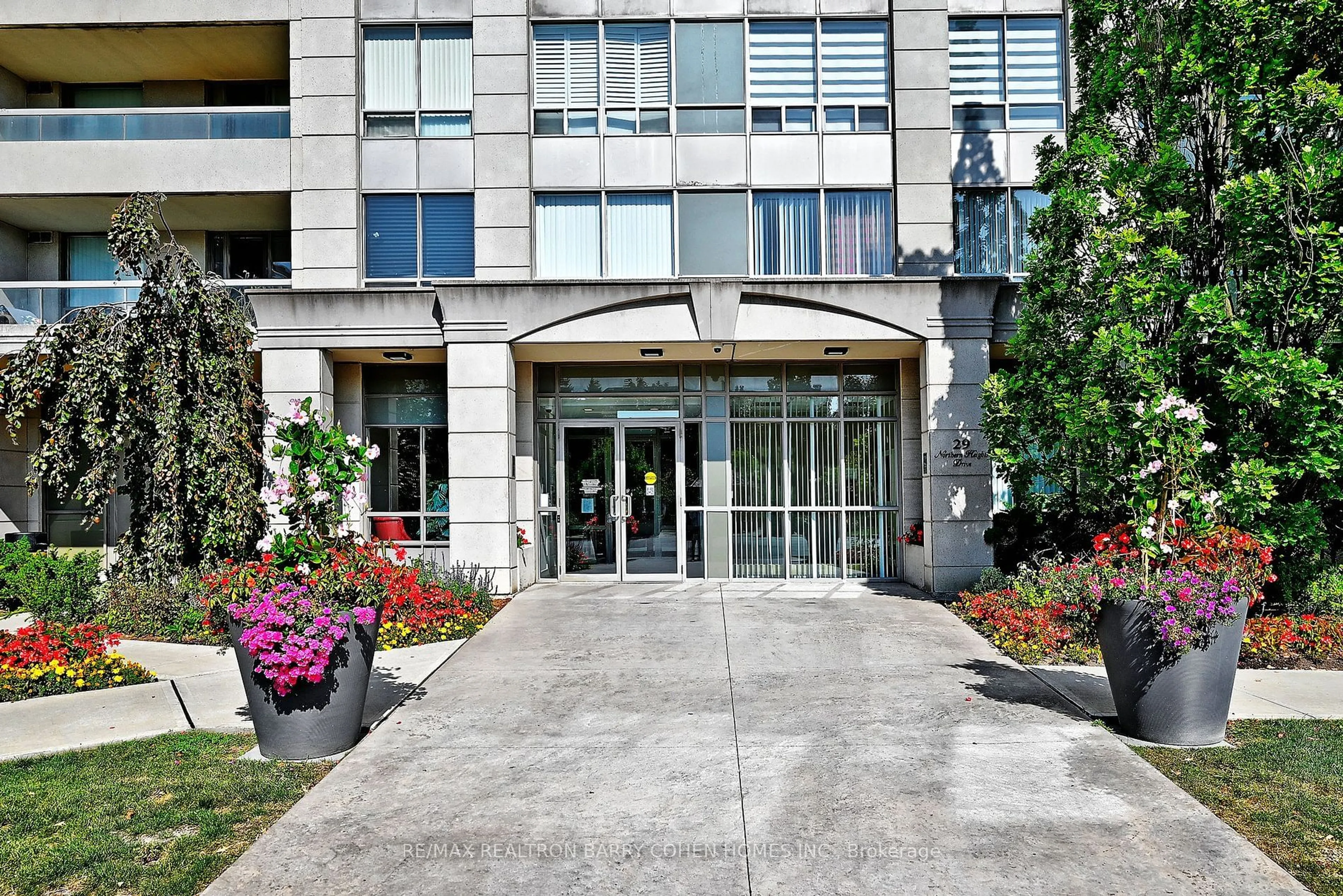 Indoor foyer for 29 Northern Heights Dr #207, Richmond Hill Ontario L4B 4L8