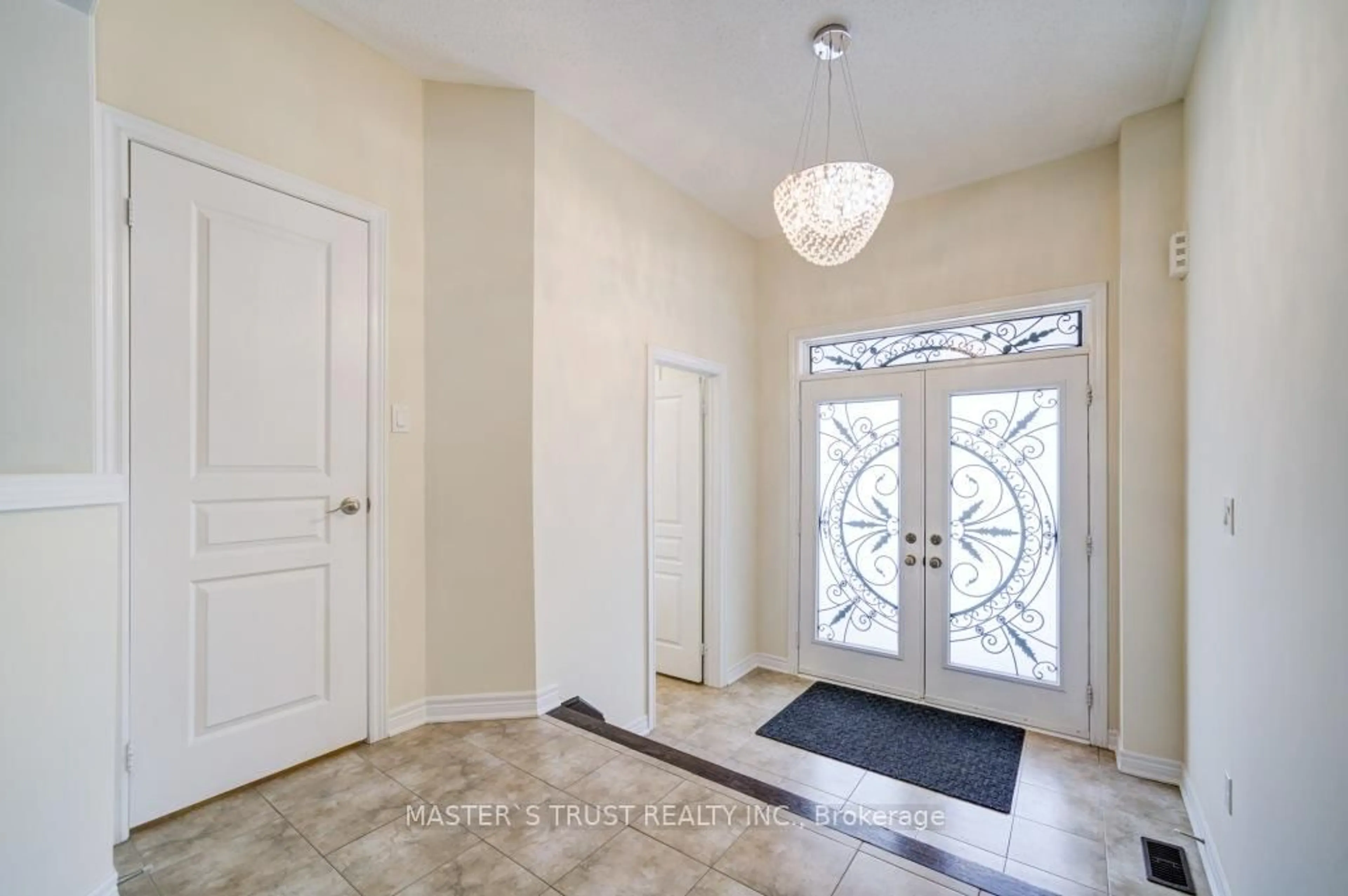 Indoor entryway for 1189 Atkins Dr, Newmarket Ontario L3X 0E1