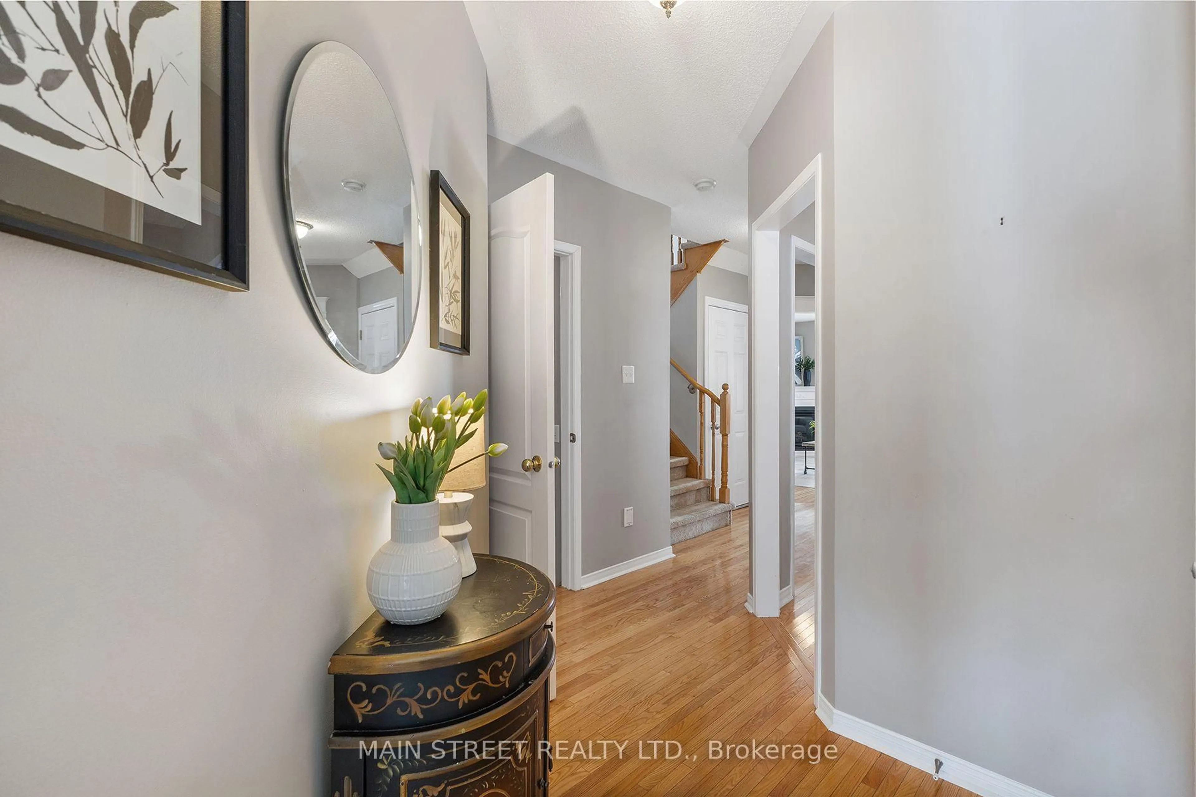 Indoor entryway for 287 McBride Cres, Newmarket Ontario L3X 2W3