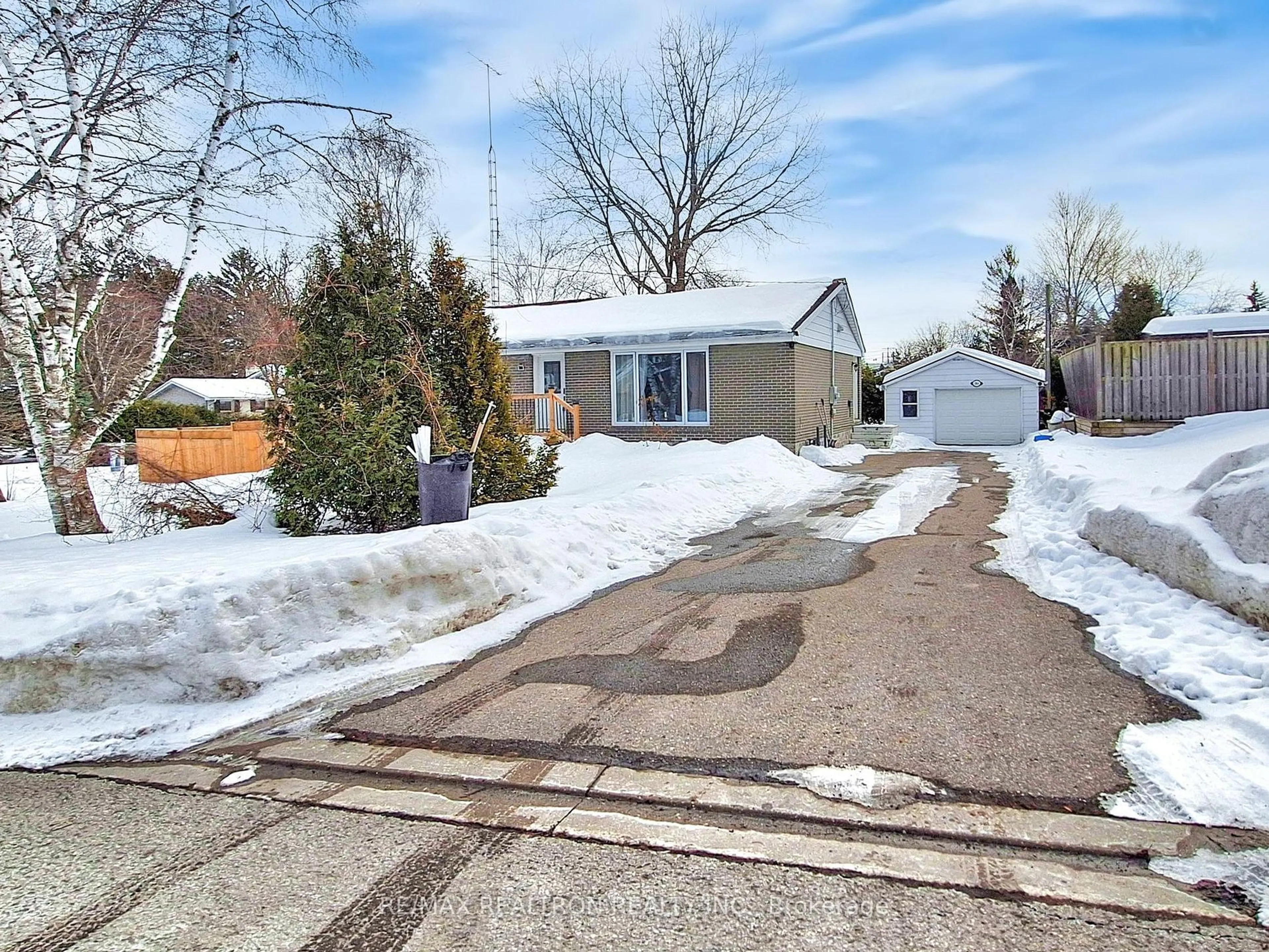 Unknown for 184 Avenue Rd, Newmarket Ontario L3Y 1N6