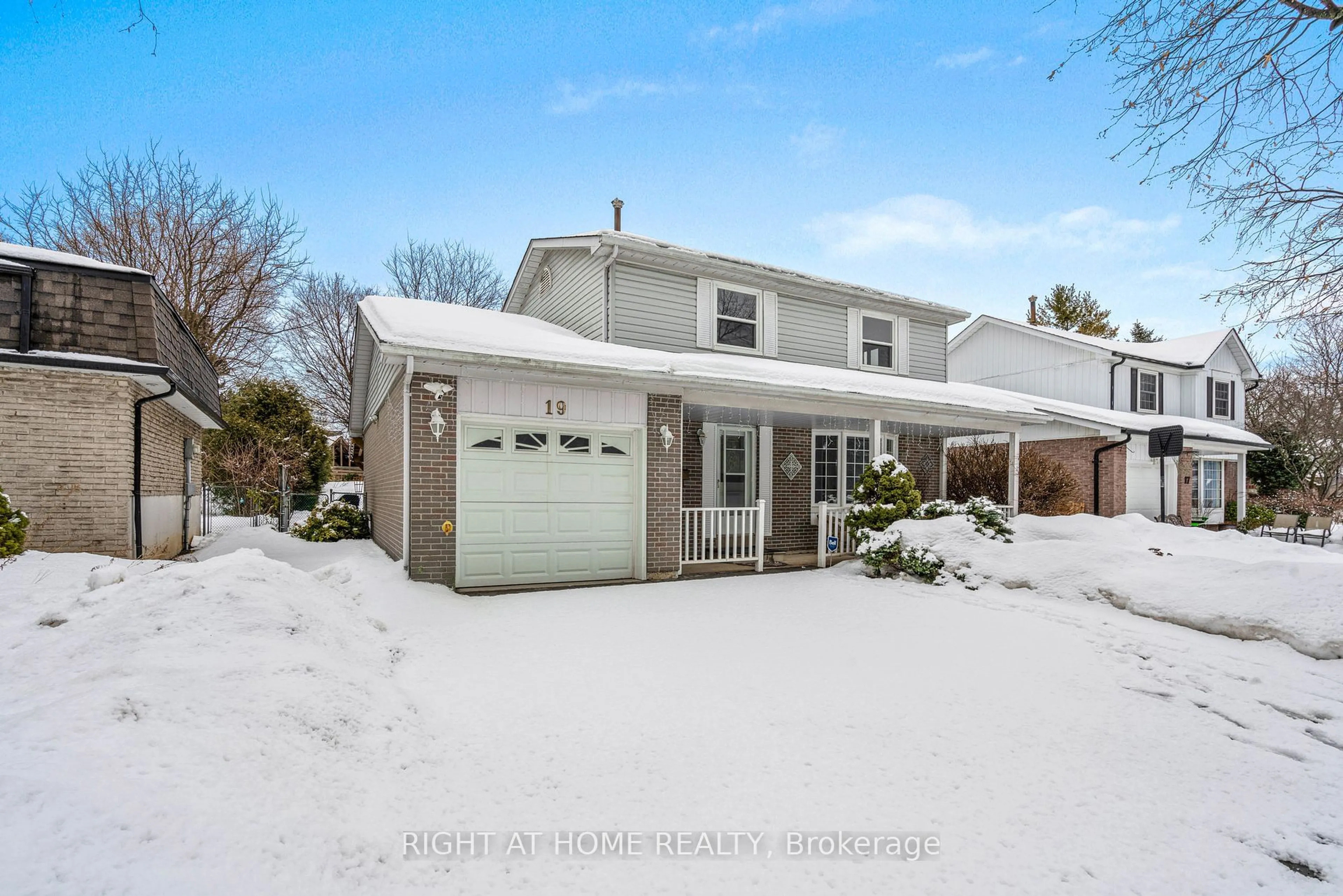 A pic from outside/outdoor area/front of a property/back of a property/a pic from drone, street for 19 Rathfon Cres, Richmond Hill Ontario L4C 5B6