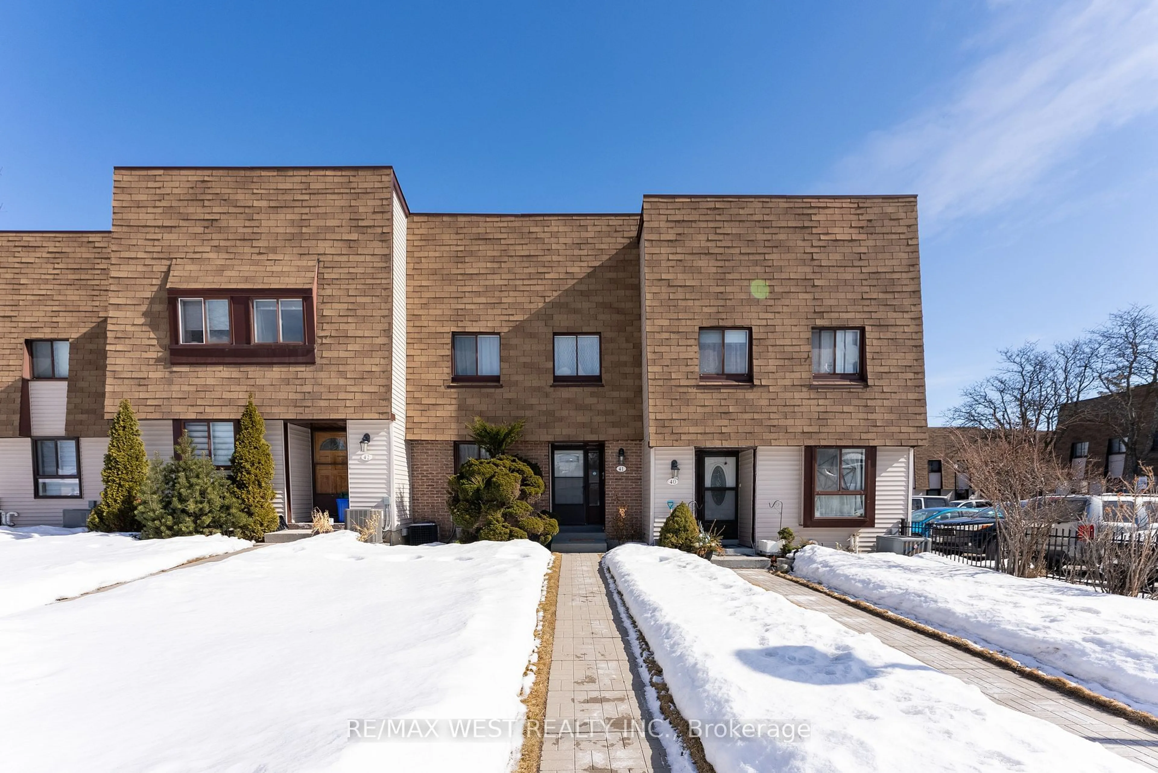 A pic from outside/outdoor area/front of a property/back of a property/a pic from drone, street for 189 Springhead Gdns #41, Richmond Hill Ontario L4C 5C7