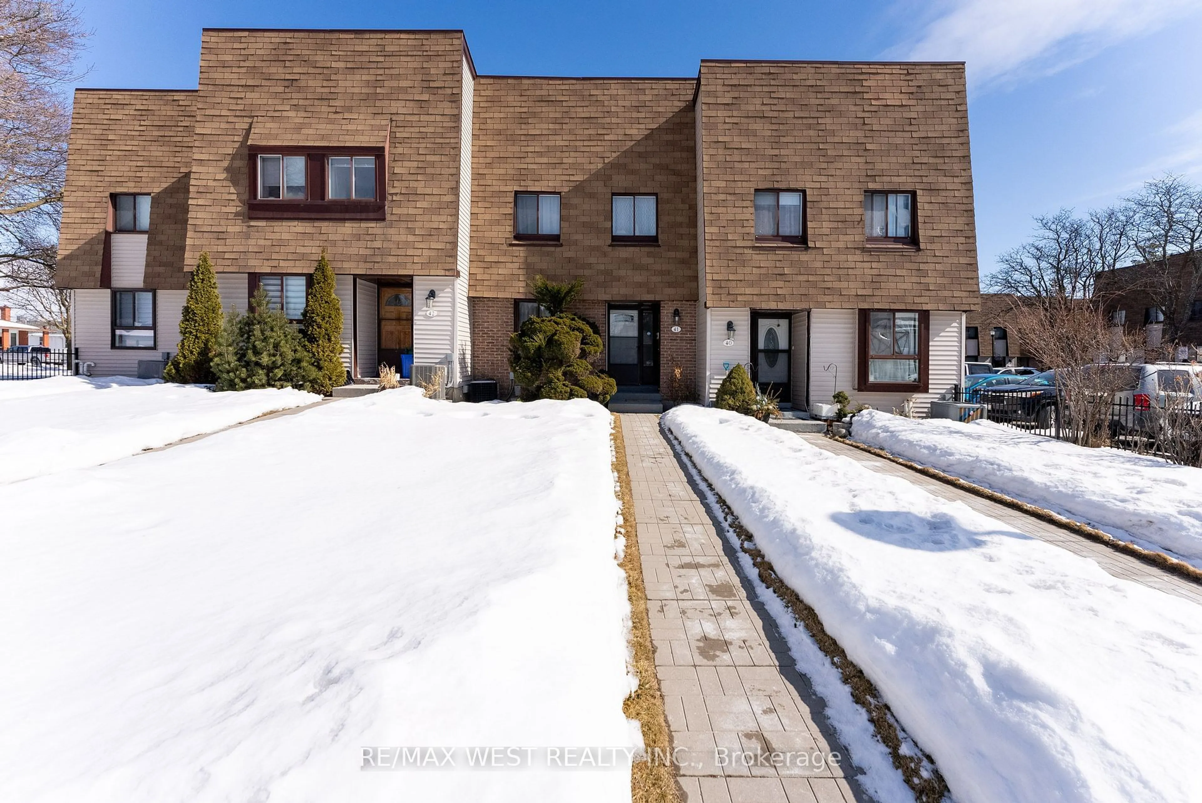 A pic from outside/outdoor area/front of a property/back of a property/a pic from drone, street for 189 Springhead Gdns #41, Richmond Hill Ontario L4C 5C7