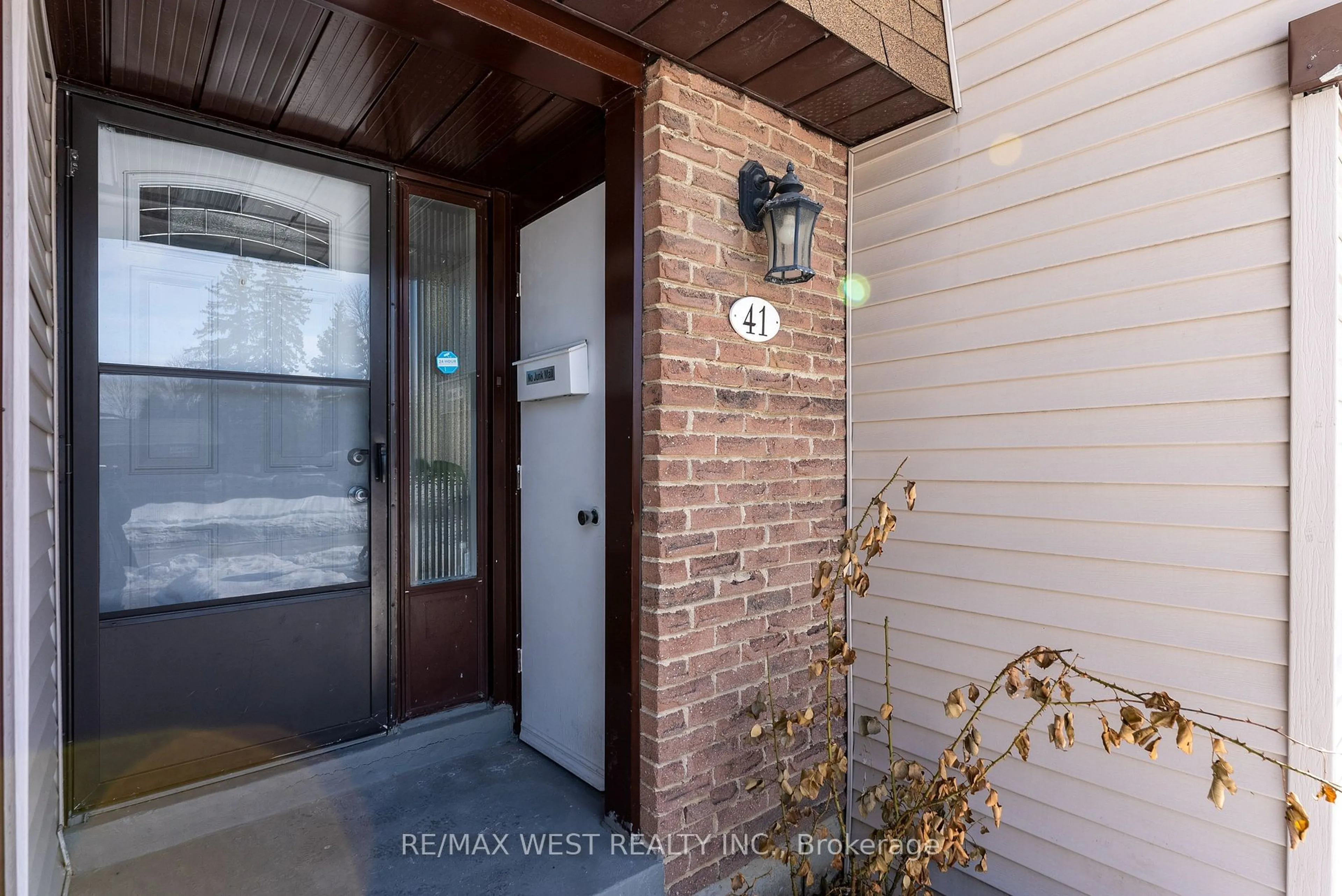 Indoor entryway for 189 Springhead Gdns #41, Richmond Hill Ontario L4C 5C7