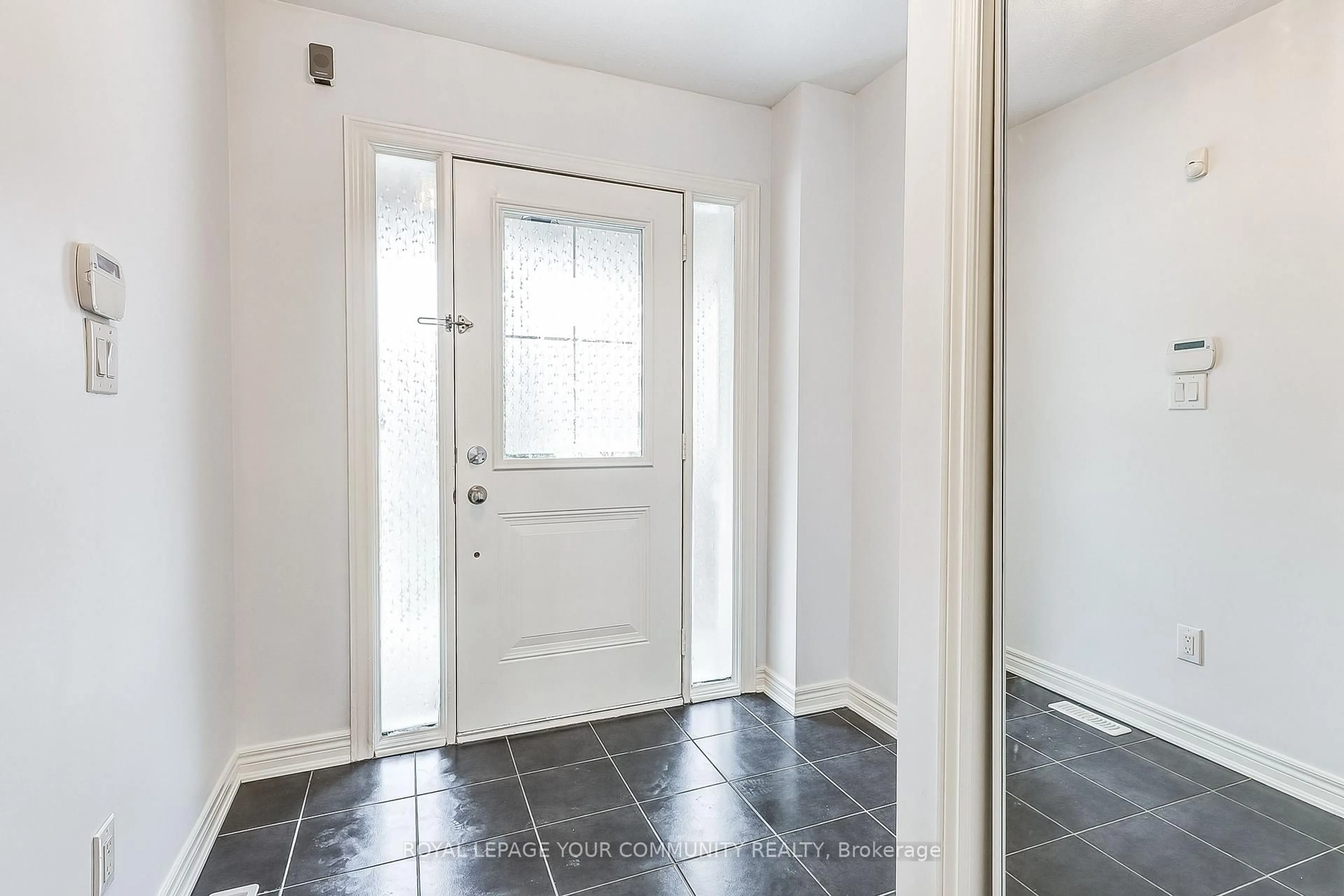 Indoor entryway for 332 Doak Lane, Newmarket Ontario L3Y 0A7