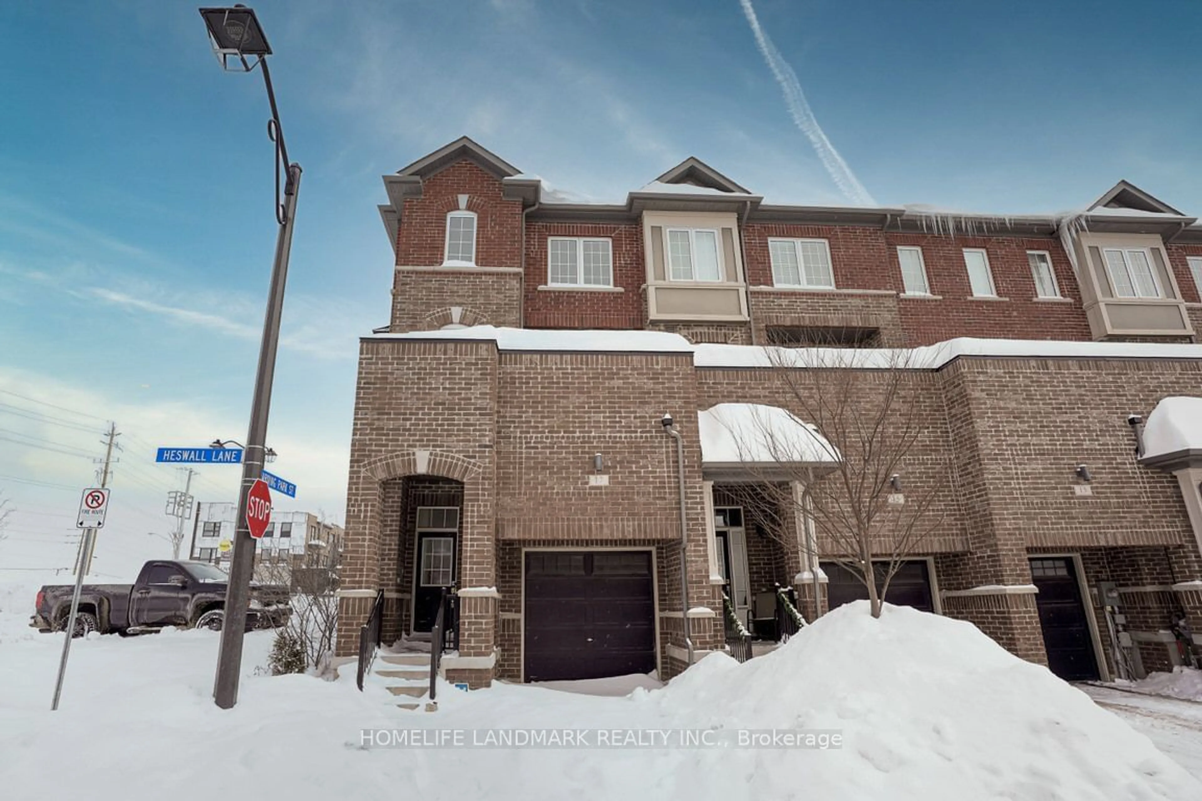 A pic from outside/outdoor area/front of a property/back of a property/a pic from drone, street for 17 Heswall Lane, Newmarket Ontario L3Y 0E1