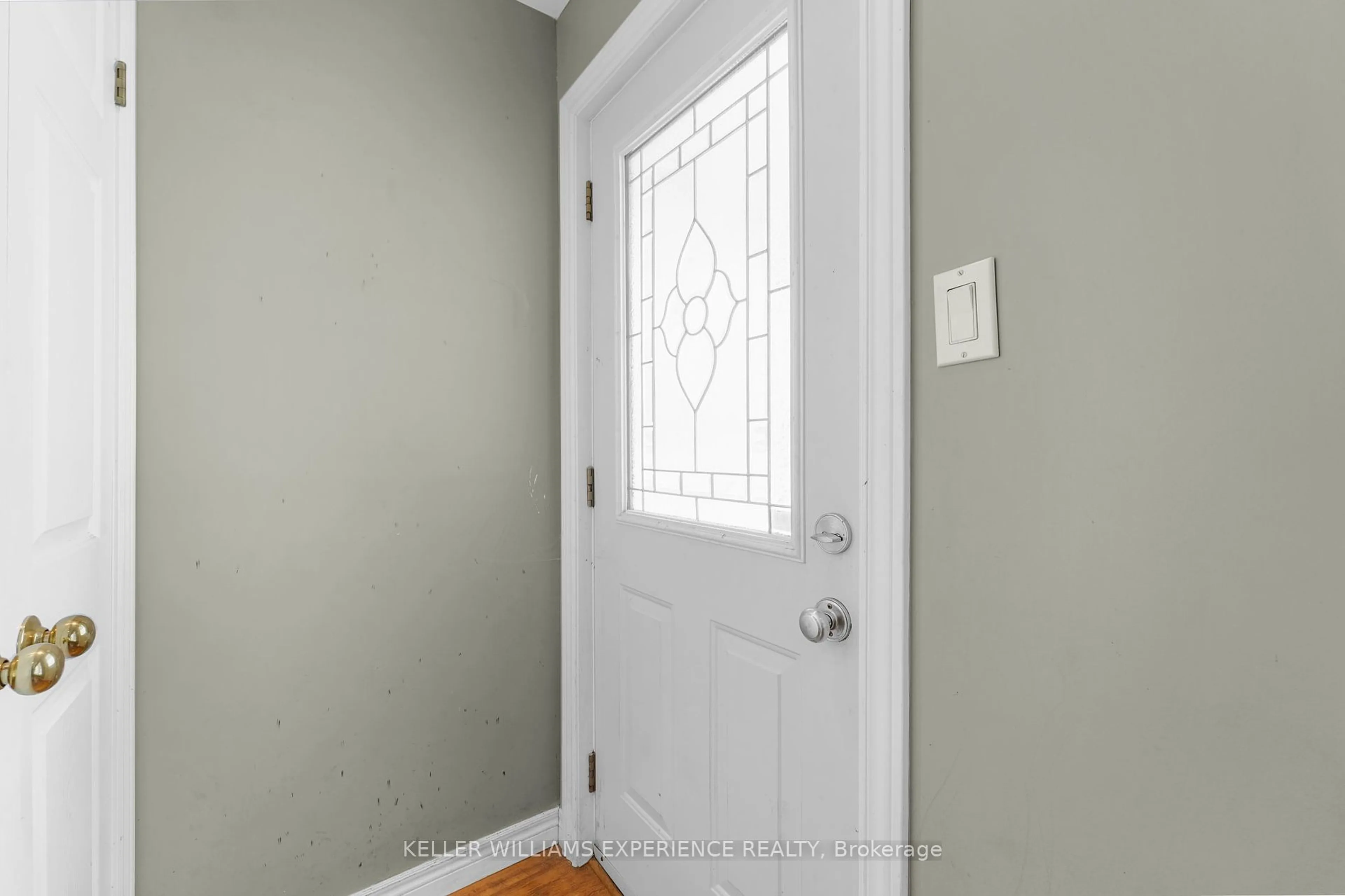 Indoor entryway for 107 Sydenham St, Essa Ontario L0M 1B0