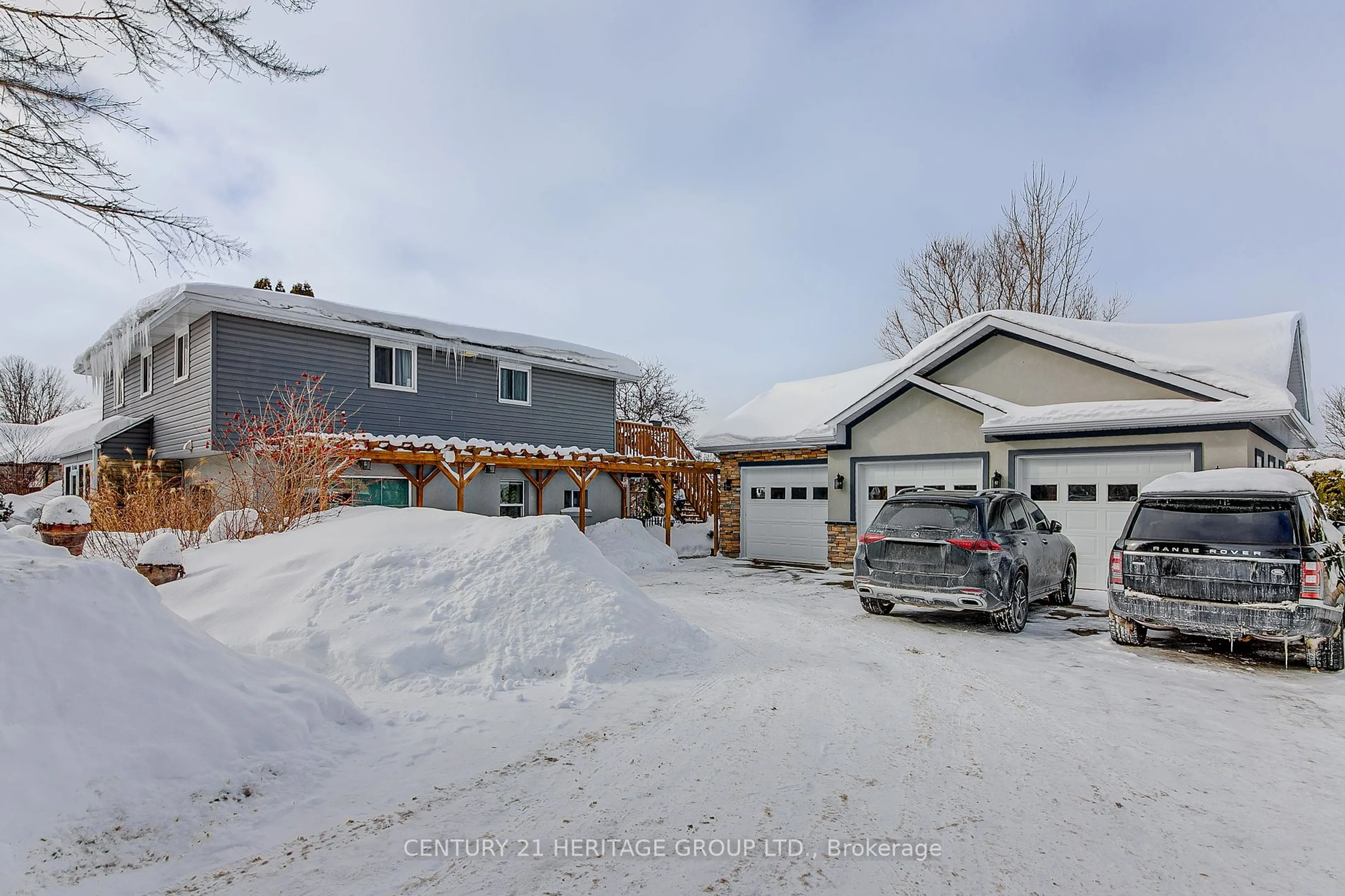 A pic from outside/outdoor area/front of a property/back of a property/a pic from drone, street for 3384 13th Line, Bradford West Gwillimbury Ontario L0L 1L0