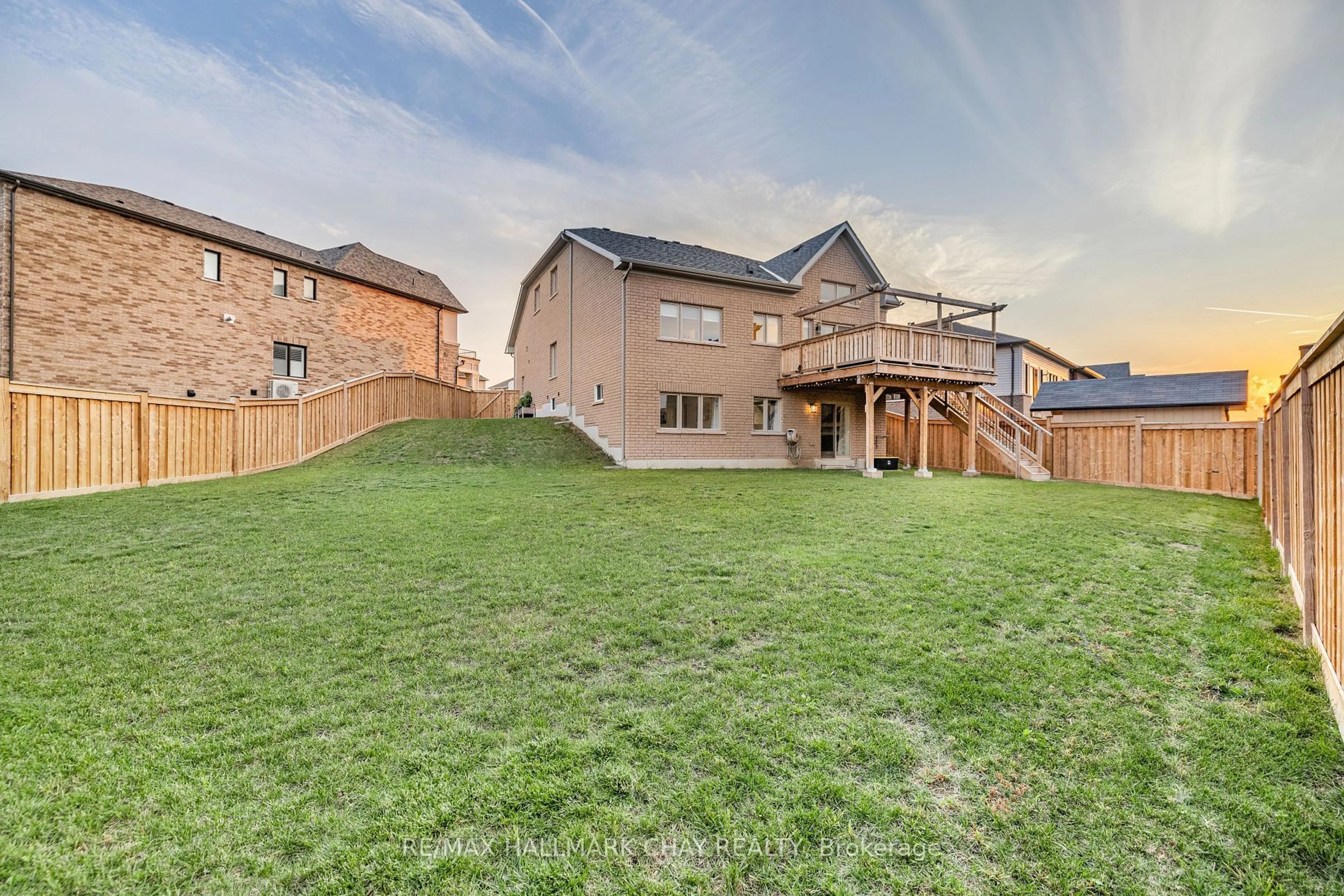 A pic from outside/outdoor area/front of a property/back of a property/a pic from drone, mountain view for 8 Pietrowski Dr, Georgina Ontario L4P 0J7