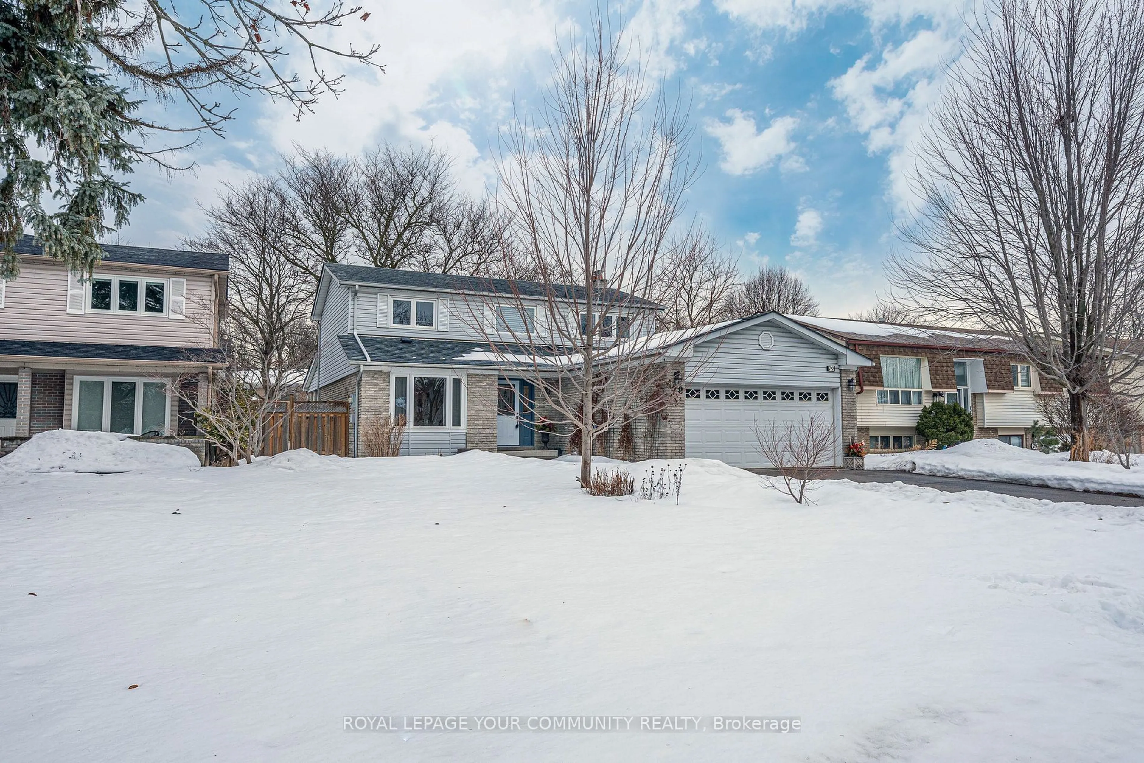 A pic from outside/outdoor area/front of a property/back of a property/a pic from drone, street for 79 Mayvern Cres, Richmond Hill Ontario L4C 5J6