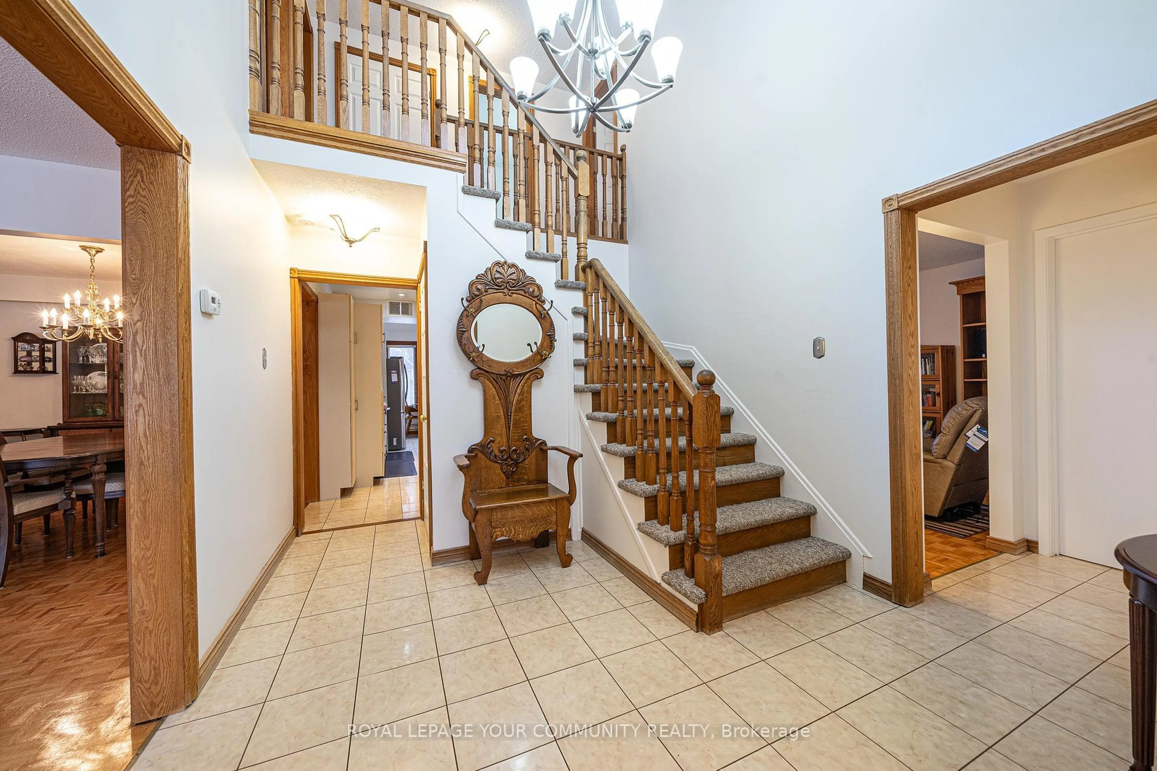 Indoor foyer for 79 Mayvern Cres, Richmond Hill Ontario L4C 5J6