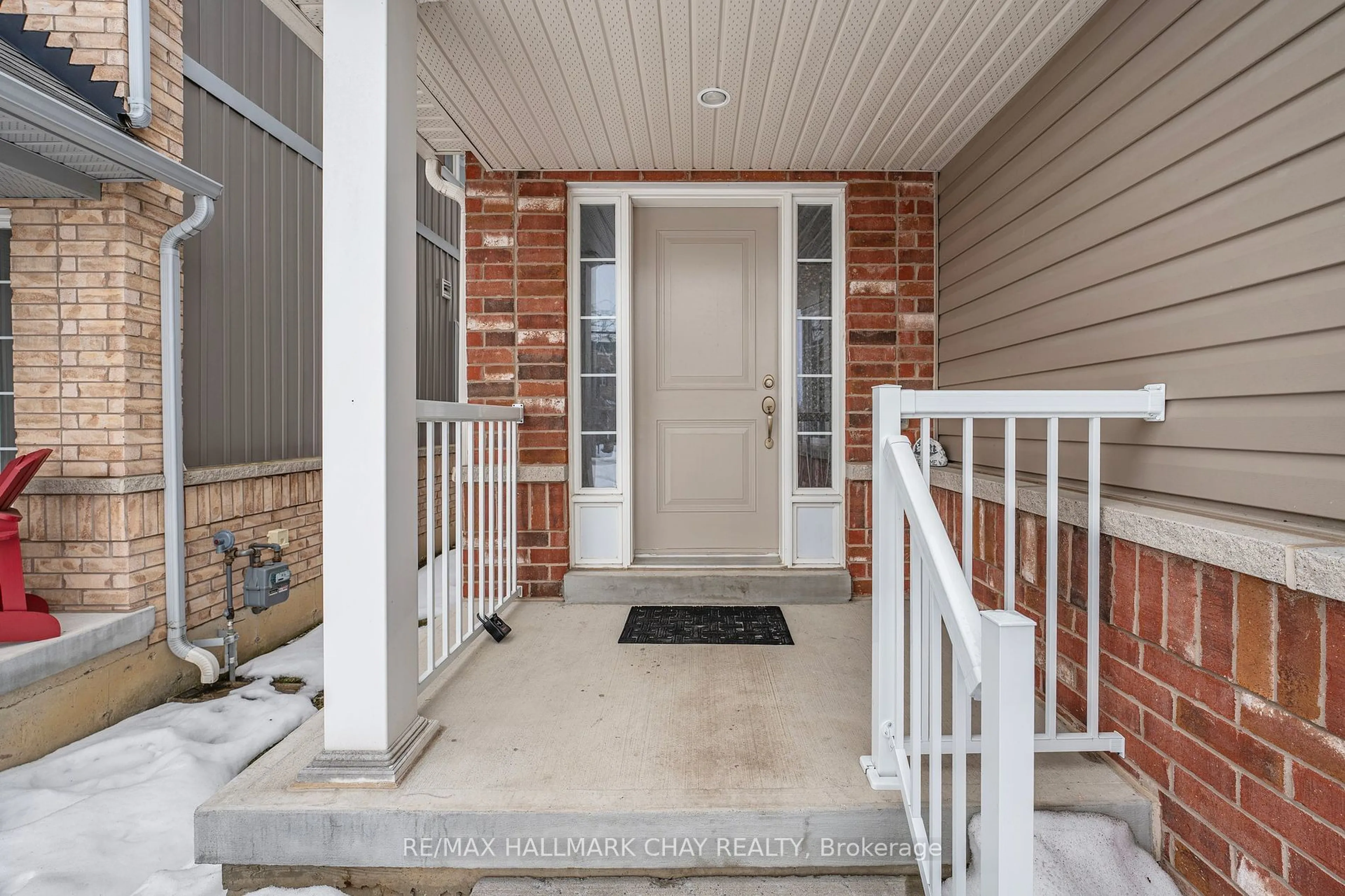 Indoor entryway for 93 Anderson Rd, New Tecumseth Ontario L9R 0B2