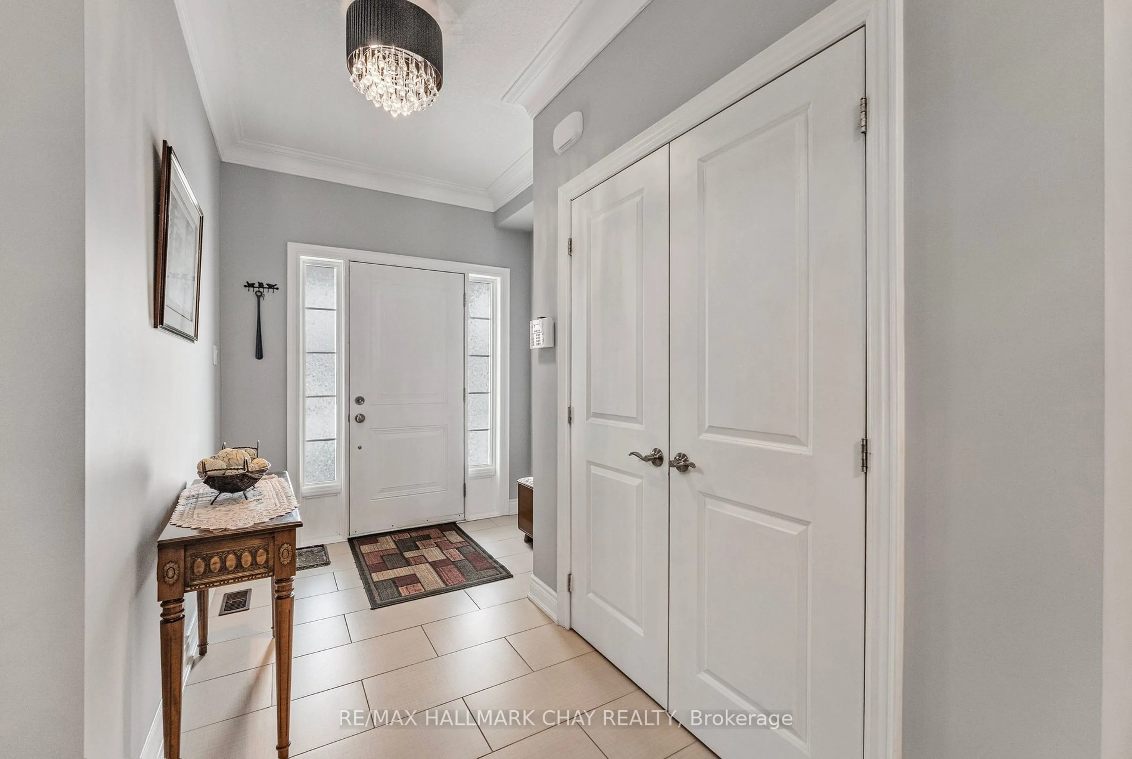 Indoor entryway for 93 Anderson Rd, New Tecumseth Ontario L9R 0B2