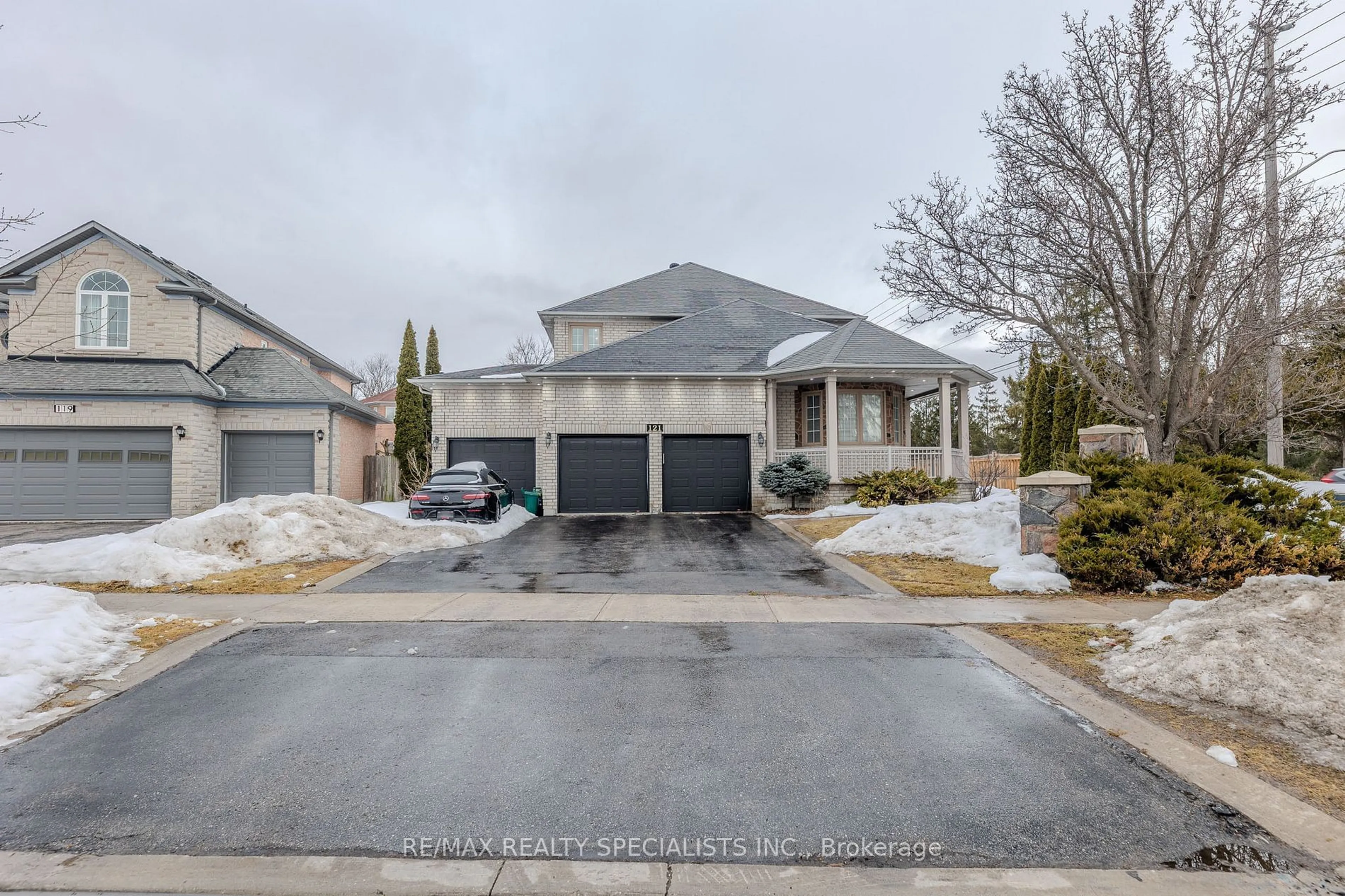 A pic from outside/outdoor area/front of a property/back of a property/a pic from drone, street for 121 Boxwood Cres, Markham Ontario L3S 4A4