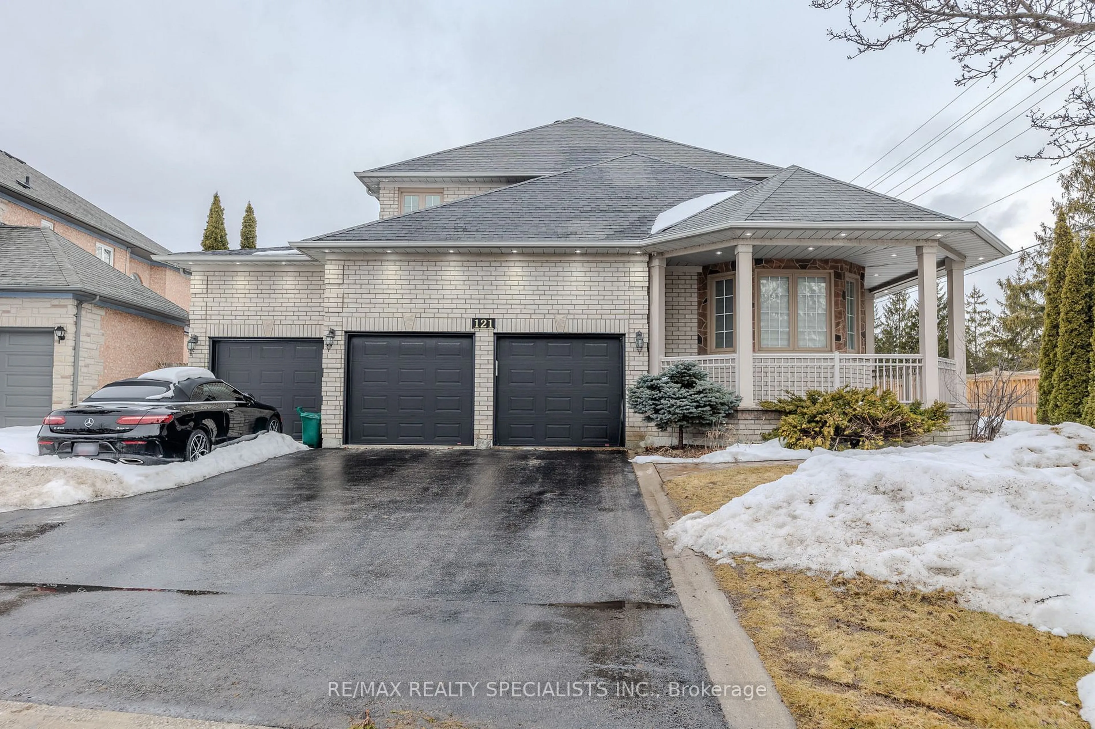 A pic from outside/outdoor area/front of a property/back of a property/a pic from drone, street for 121 Boxwood Cres, Markham Ontario L3S 4A4