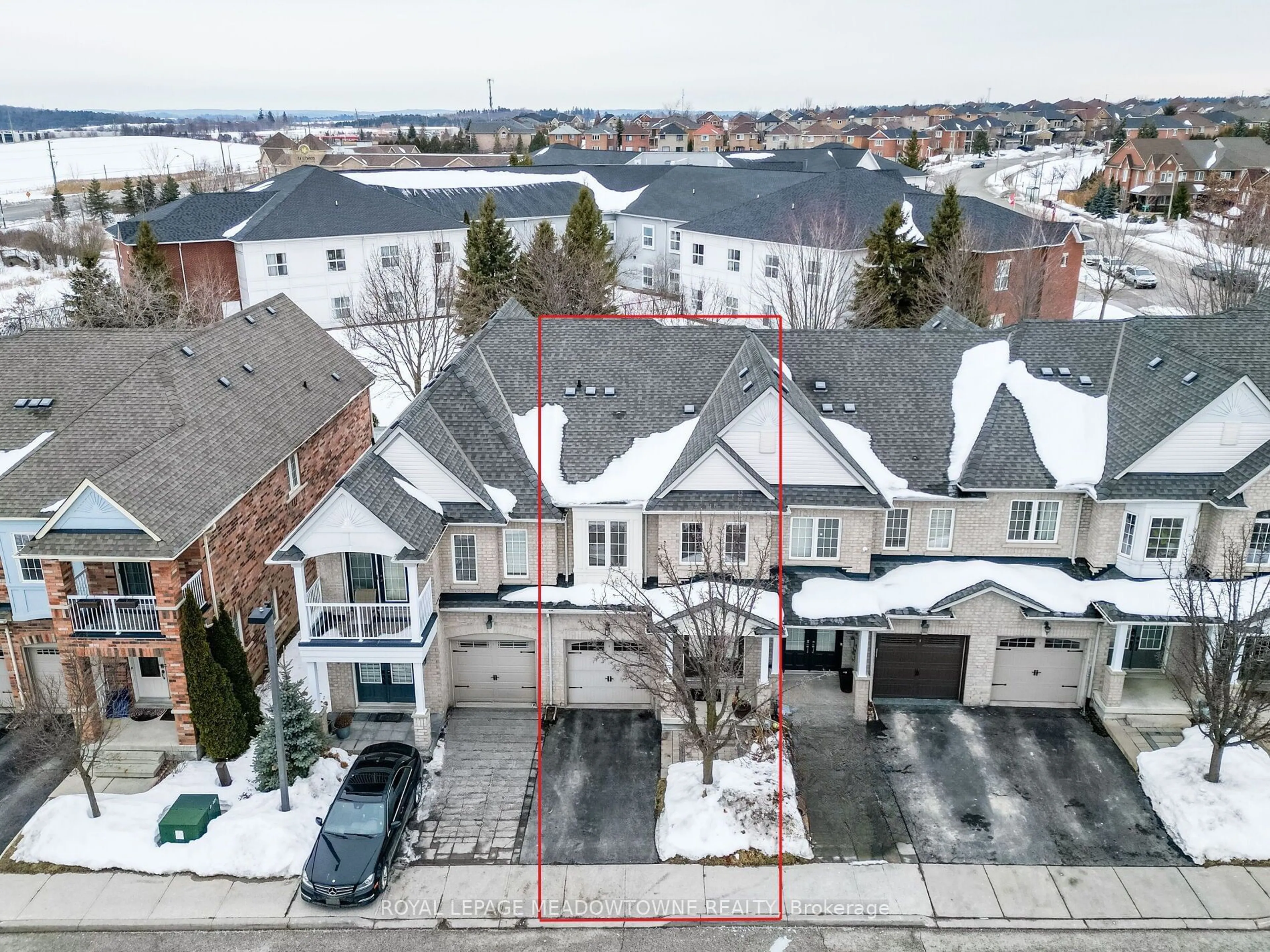 A pic from outside/outdoor area/front of a property/back of a property/a pic from drone, street for 320 Ravineview Dr #5, Vaughan Ontario L6A 4H1