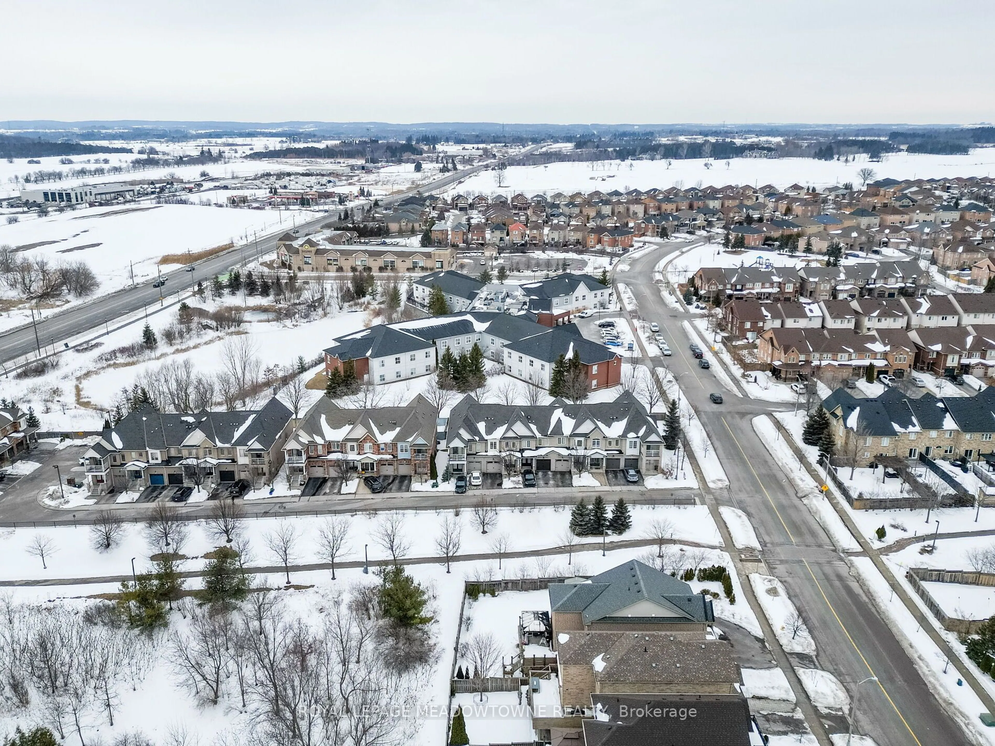 A pic from outside/outdoor area/front of a property/back of a property/a pic from drone, street for 320 Ravineview Dr #5, Vaughan Ontario L6A 4H1