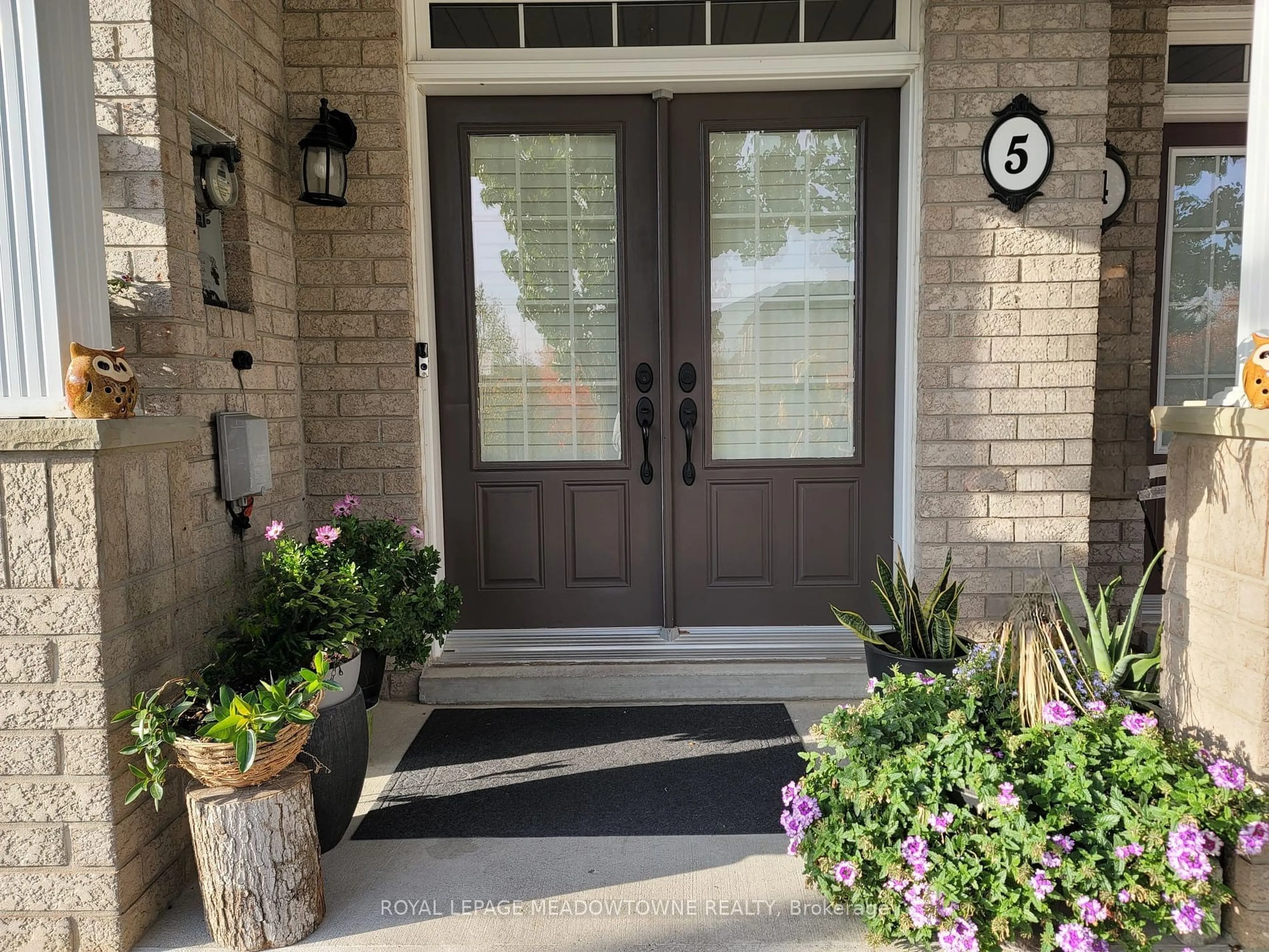 Indoor entryway for 320 Ravineview Dr #5, Vaughan Ontario L6A 4H1