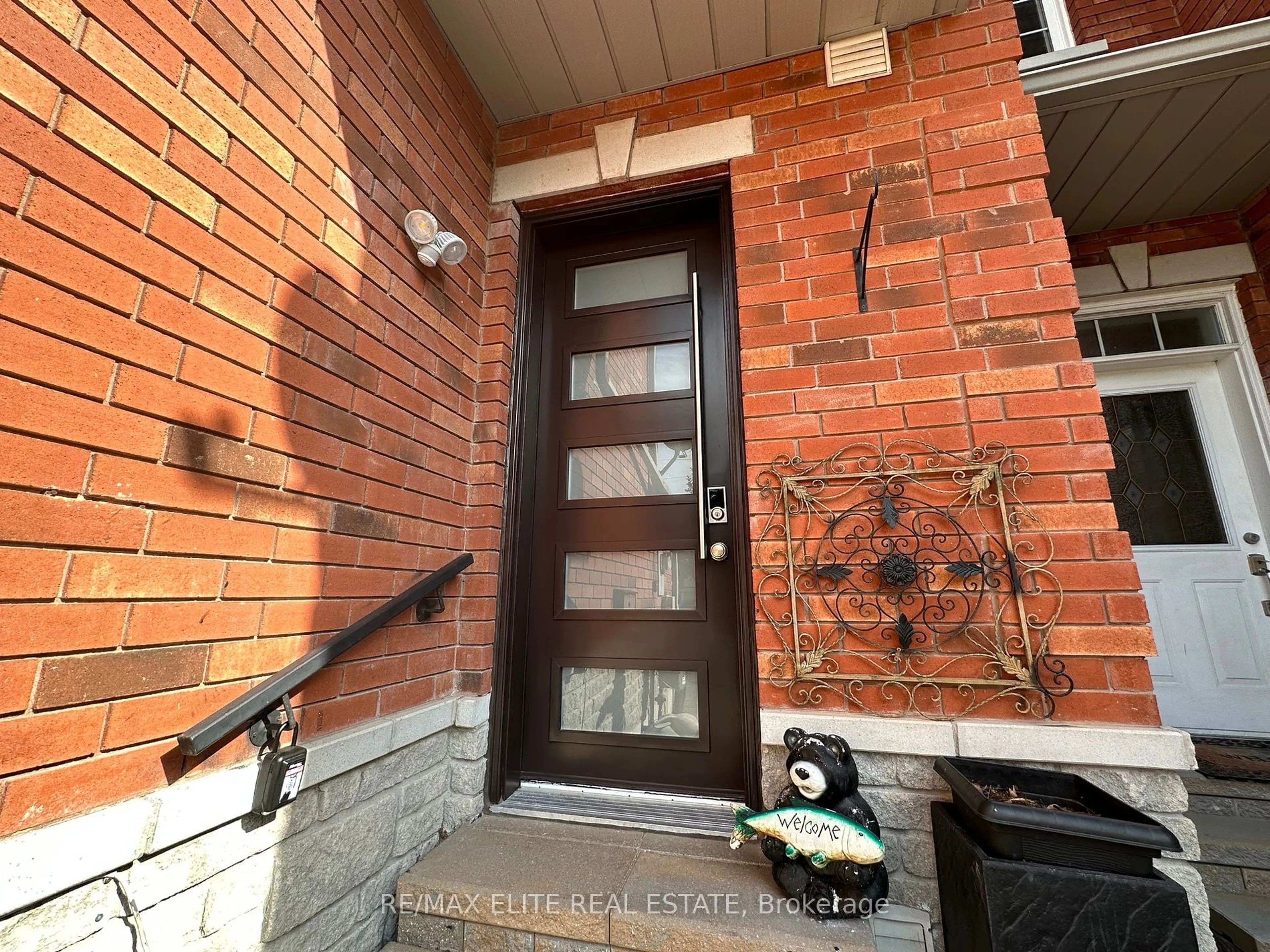 Indoor entryway for 93 Benson Ave, Richmond Hill Ontario L4C 4E5