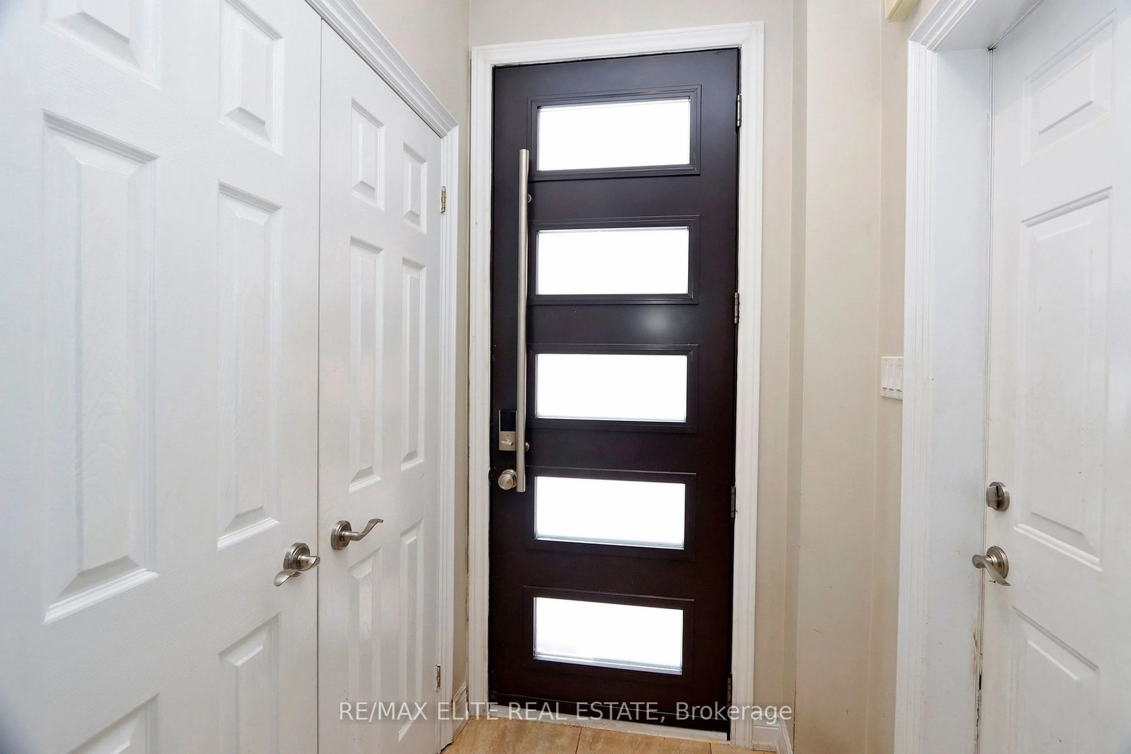 Indoor entryway for 93 Benson Ave, Richmond Hill Ontario L4C 4E5