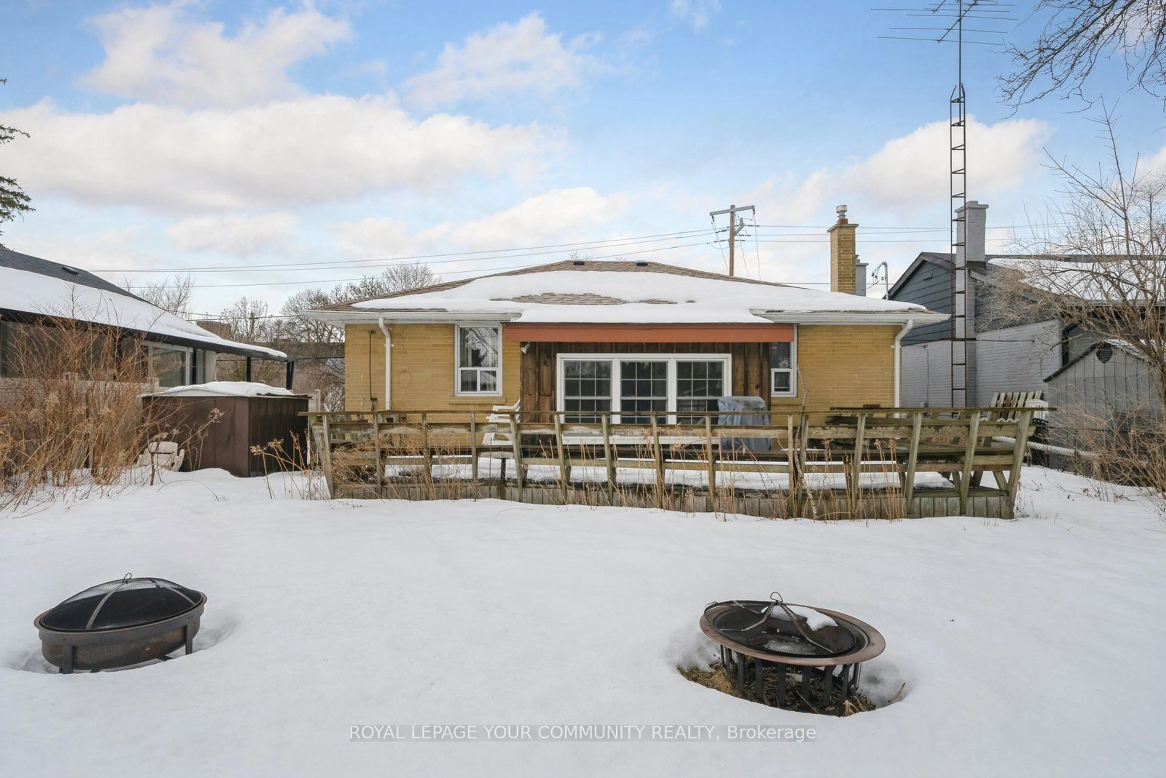 A pic from outside/outdoor area/front of a property/back of a property/a pic from drone, street for 282 Palmer Ave, Richmond Hill Ontario L4C 1P3