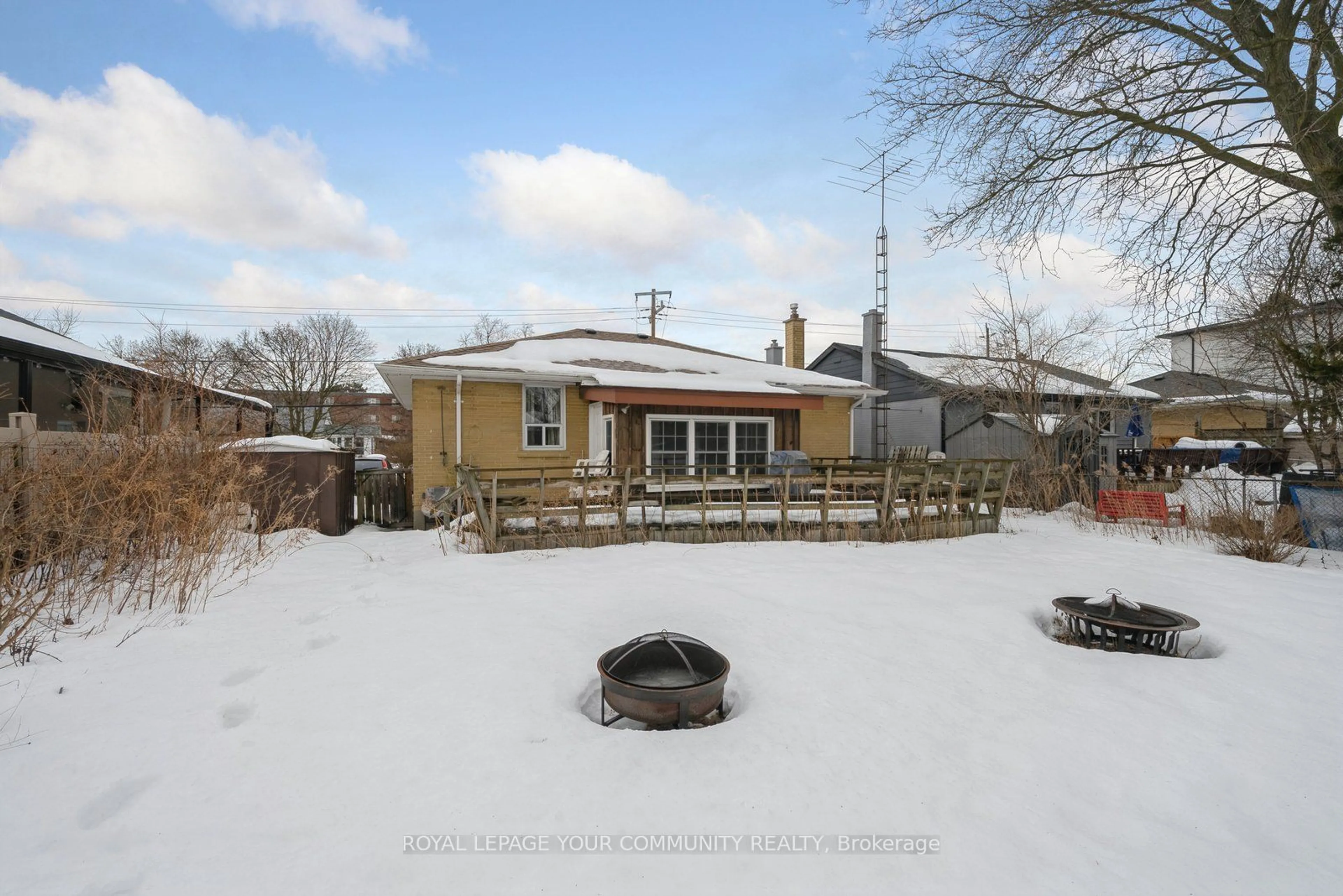 A pic from outside/outdoor area/front of a property/back of a property/a pic from drone, street for 282 Palmer Ave, Richmond Hill Ontario L4C 1P3