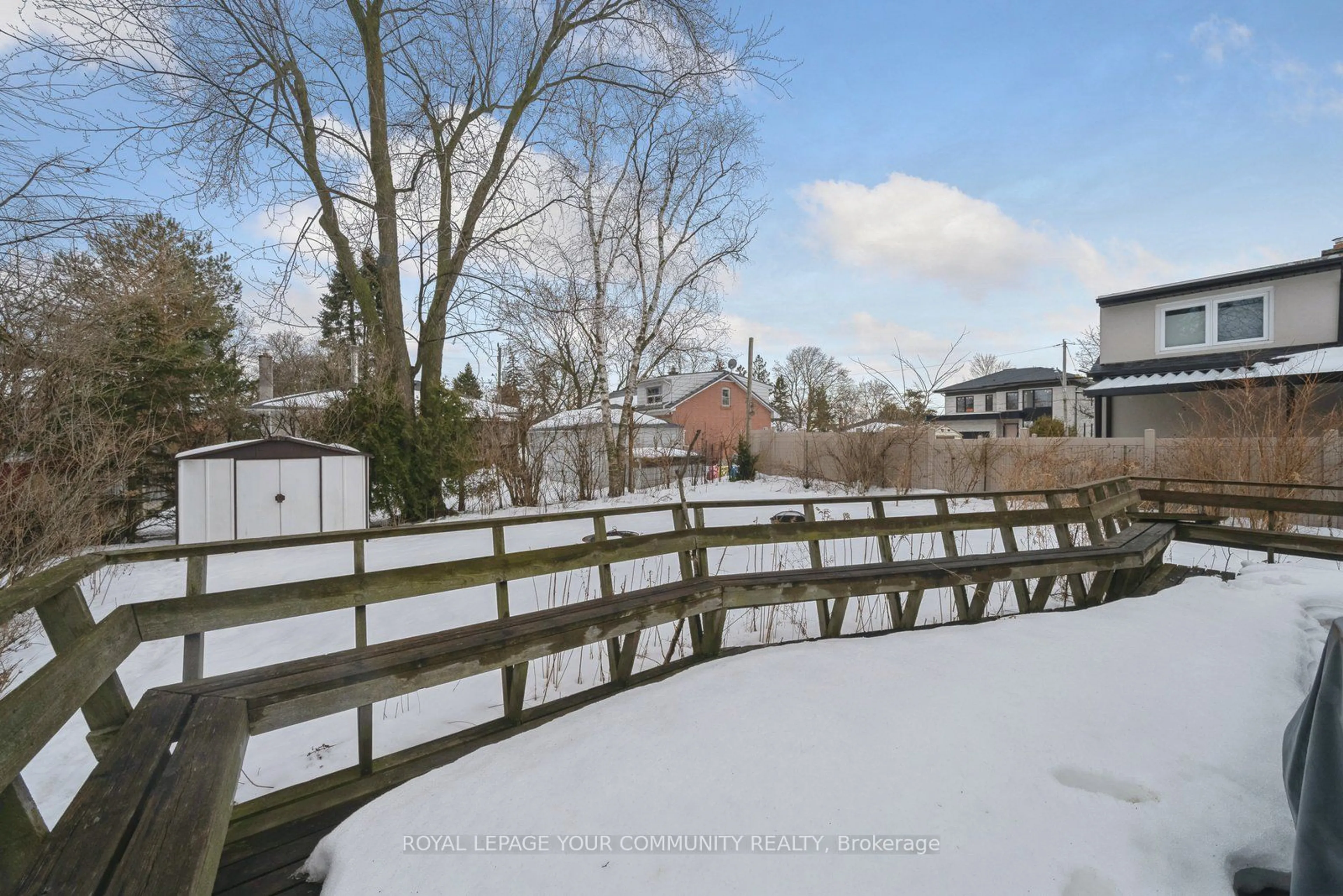 A pic from outside/outdoor area/front of a property/back of a property/a pic from drone, street for 282 Palmer Ave, Richmond Hill Ontario L4C 1P3