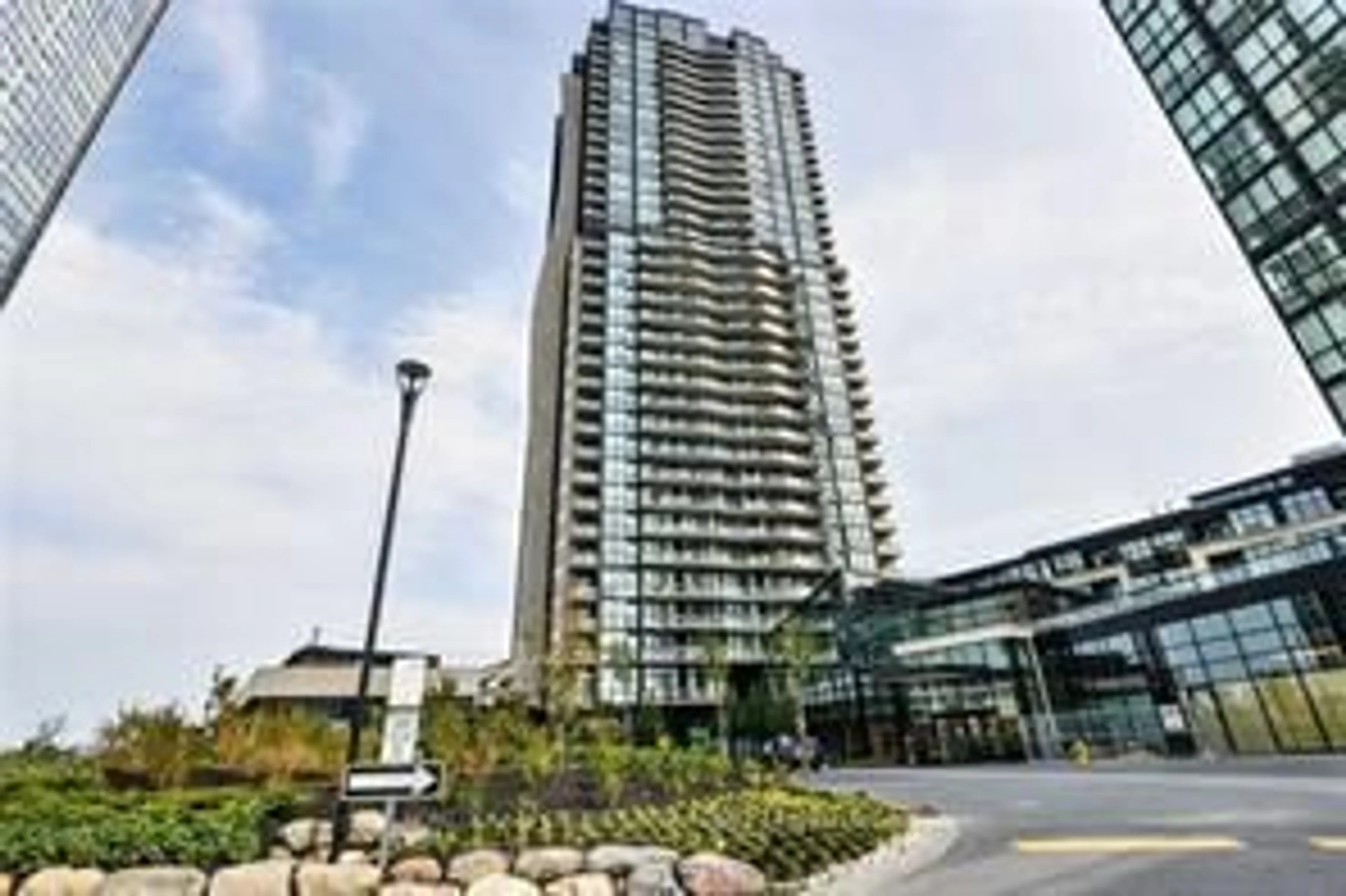 Indoor foyer for 2900 Highway 7 Rd #2004, Vaughan Ontario L4K 0G3