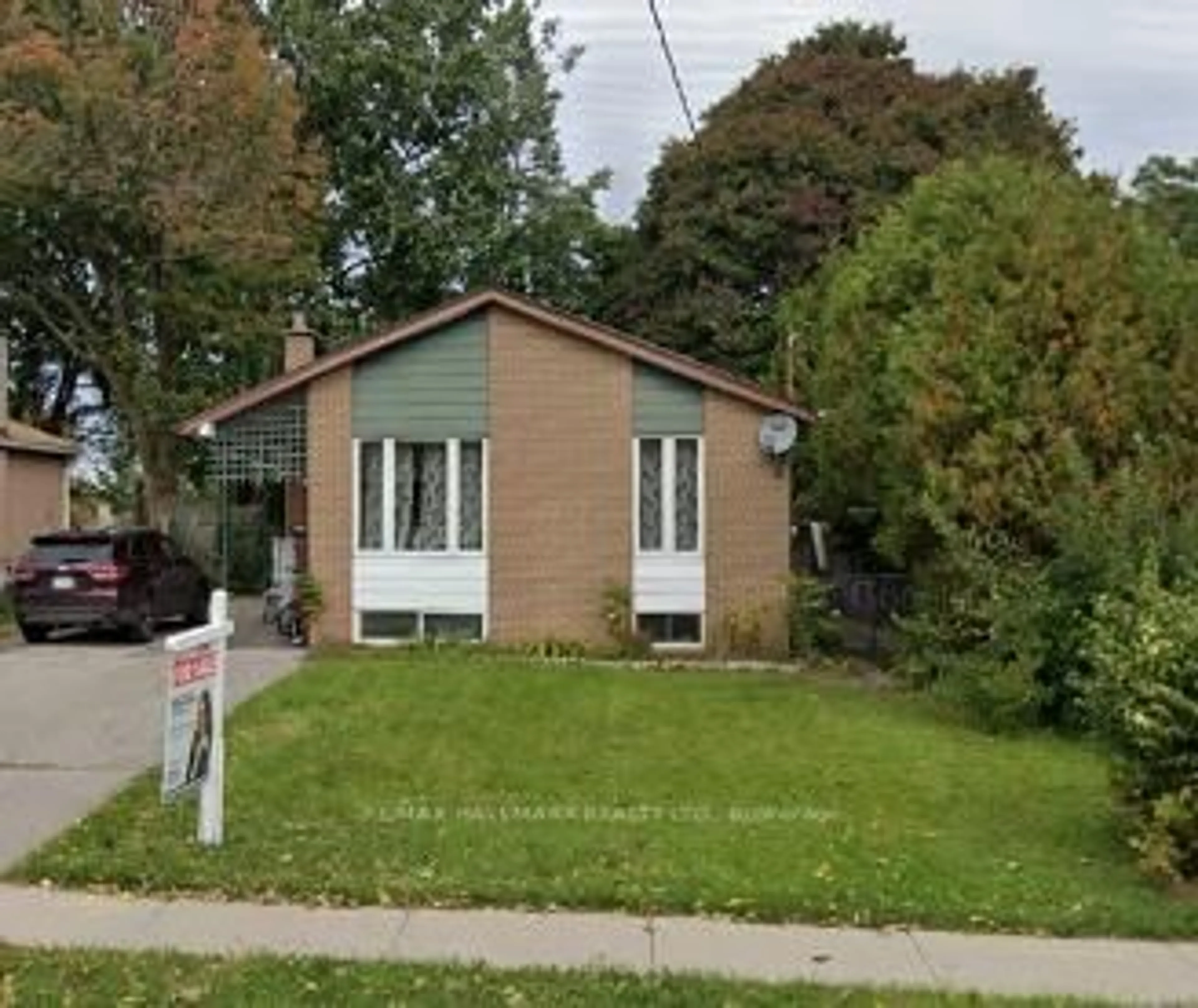 Home with vinyl exterior material, street for 68 Child Dr, Aurora Ontario L4G 1Y7