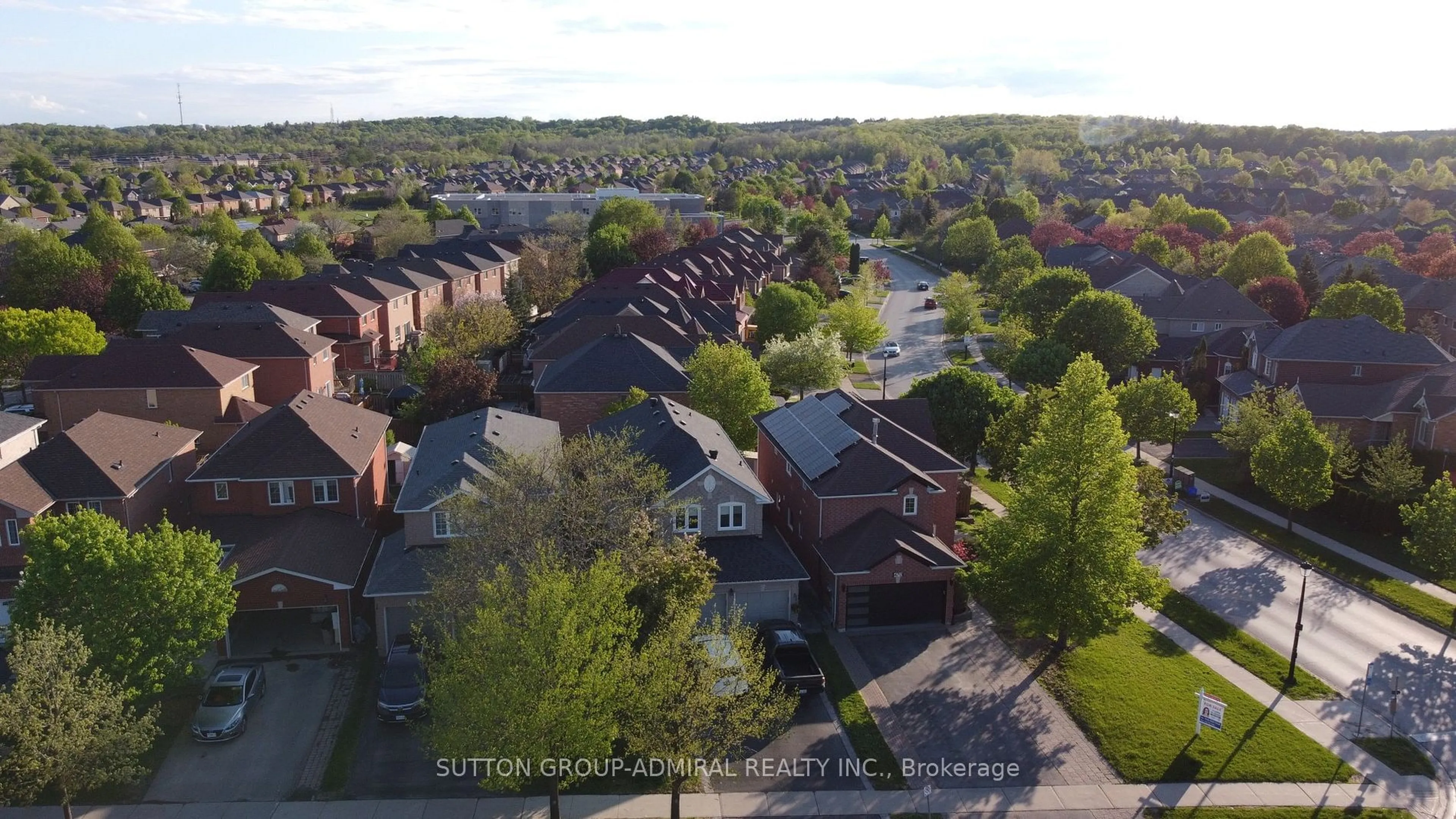 A pic from outside/outdoor area/front of a property/back of a property/a pic from drone, street for 470 Doubletree Lane, Newmarket Ontario L3X 2E9