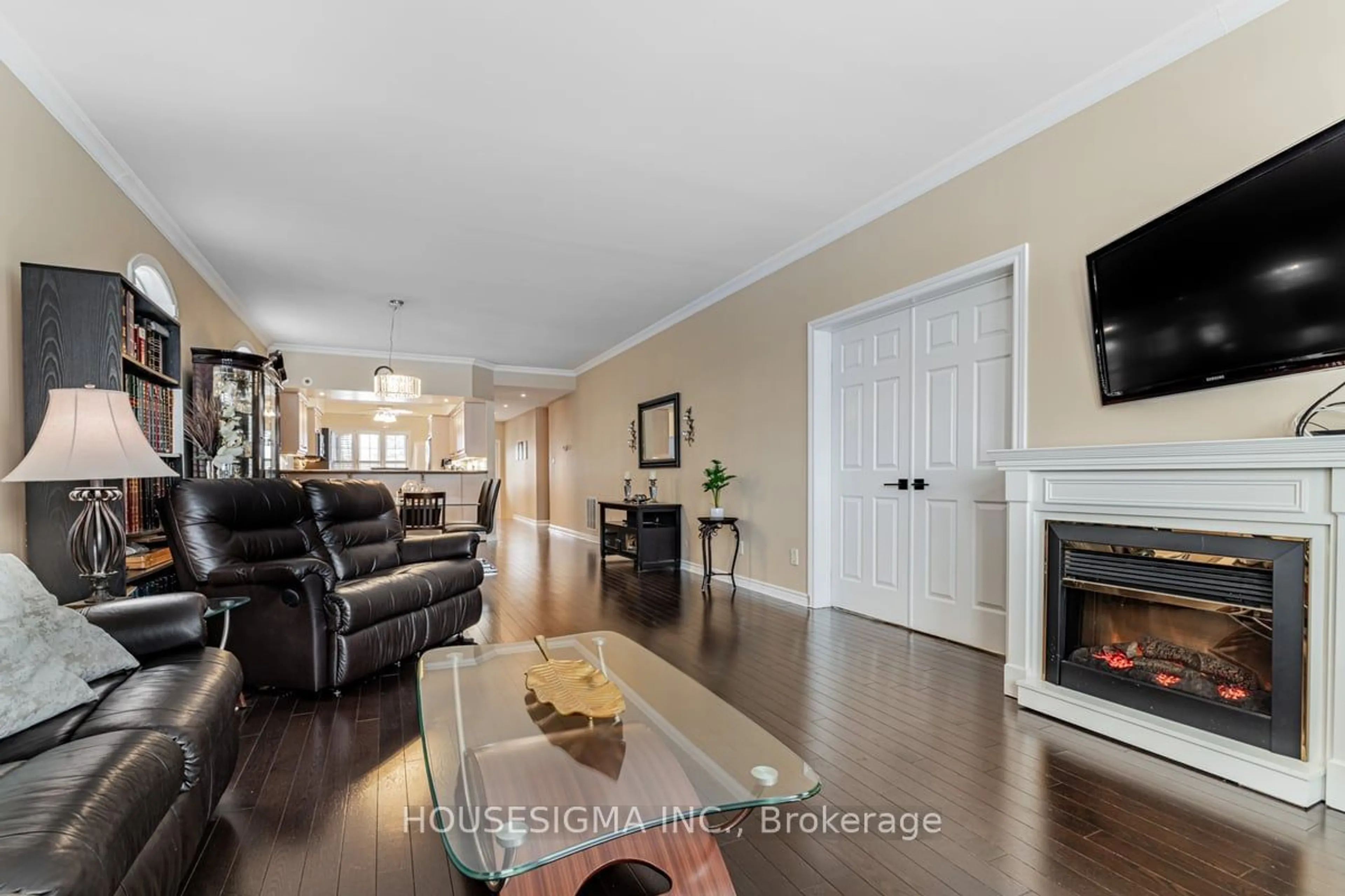 Living room with furniture, unknown for 520 Silken Laumann Dr #17, Newmarket Ontario L3X 2S7