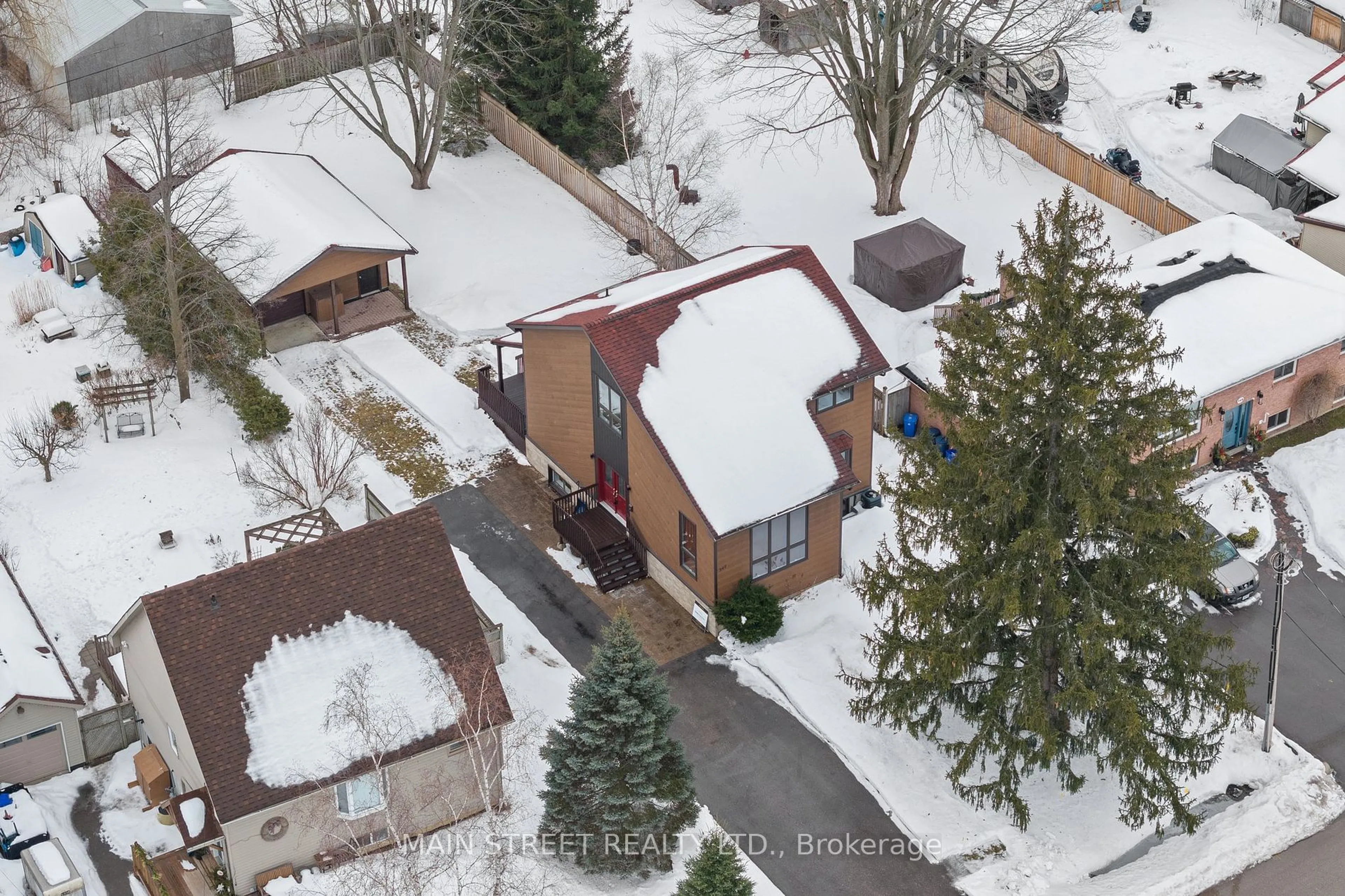 A pic from outside/outdoor area/front of a property/back of a property/a pic from drone, street for 347 Annshiela Dr, Georgina Ontario L4P 3A6