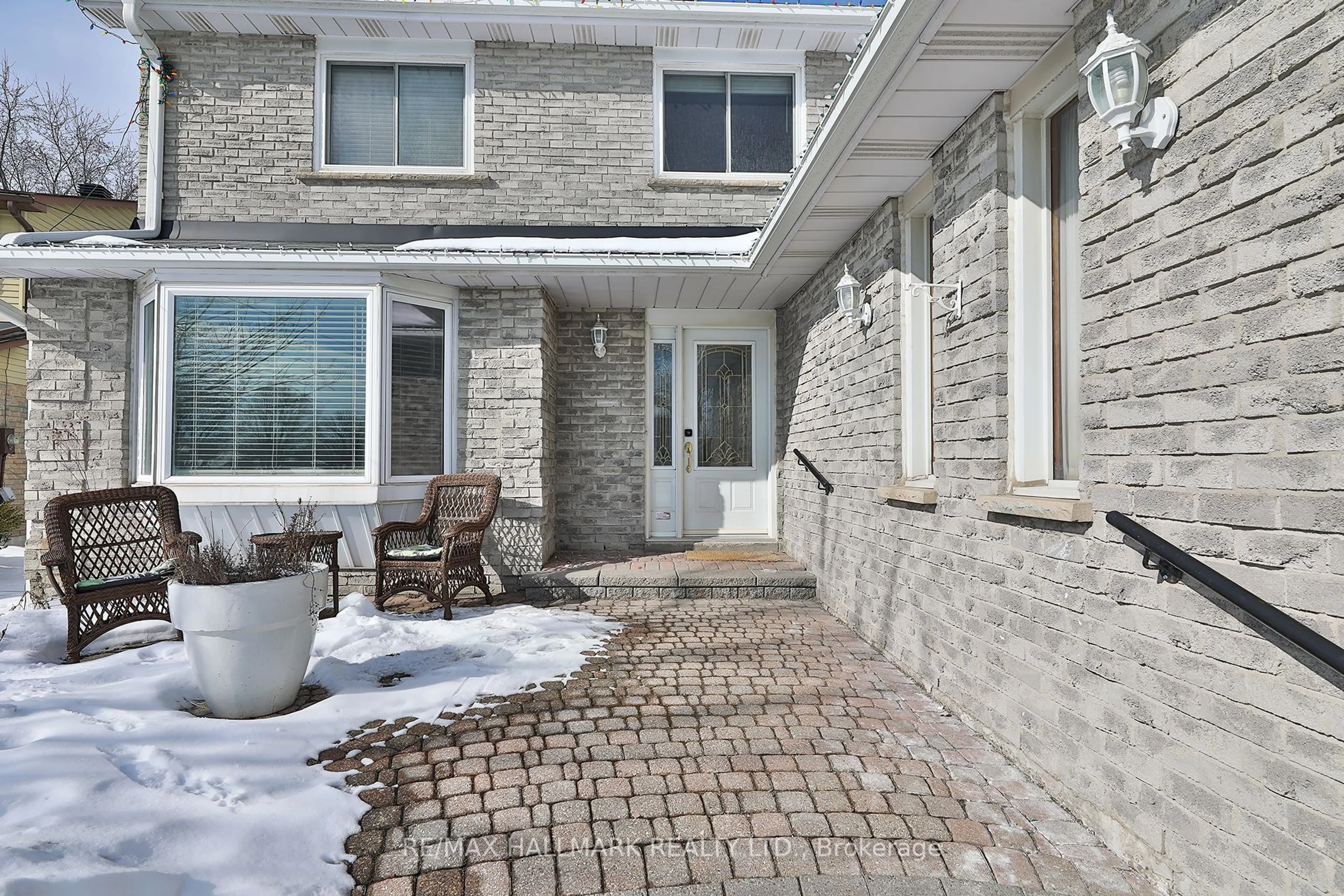 Patio, street for 34 Manning Cres, Newmarket Ontario L3Y 6H4