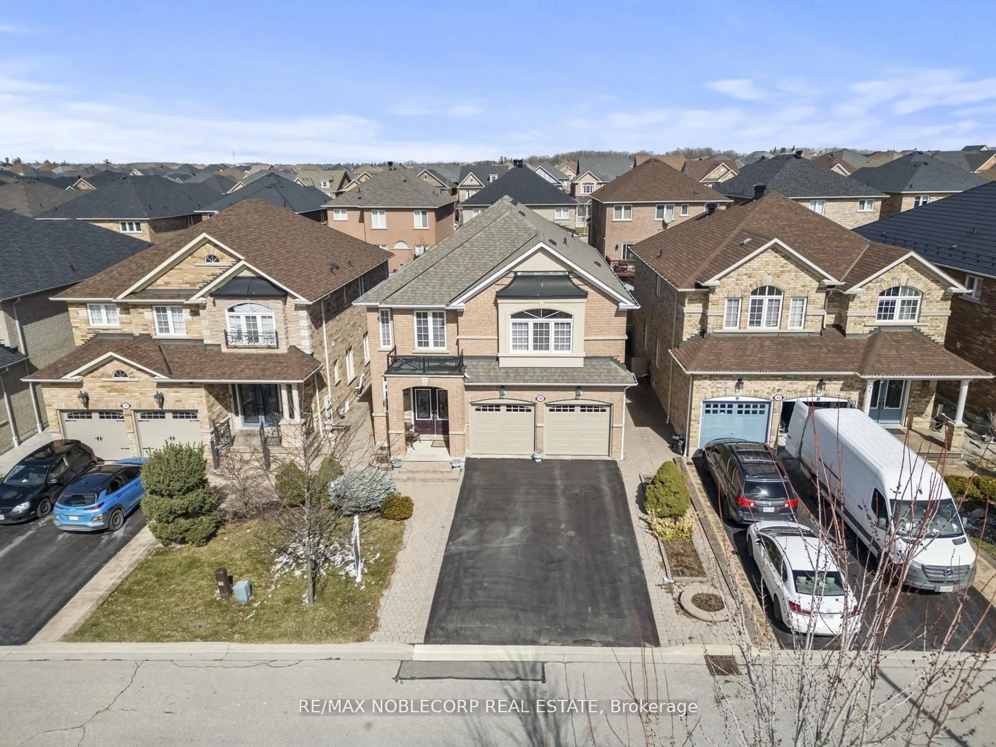 A pic from outside/outdoor area/front of a property/back of a property/a pic from drone, street for 36 Venice Gate Dr, Vaughan Ontario L4H 0E7