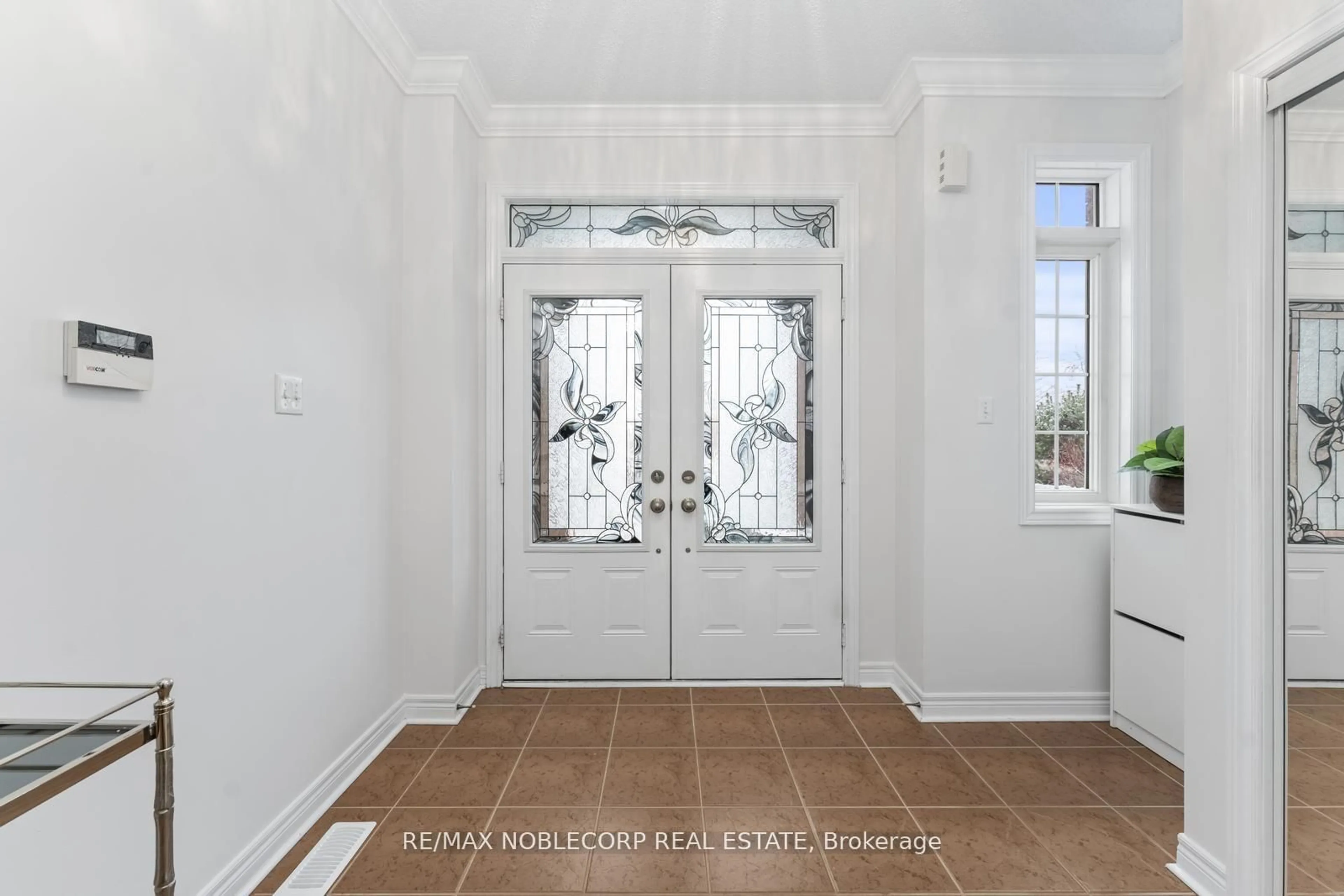 Indoor entryway for 36 Venice Gate Dr, Vaughan Ontario L4H 0E7