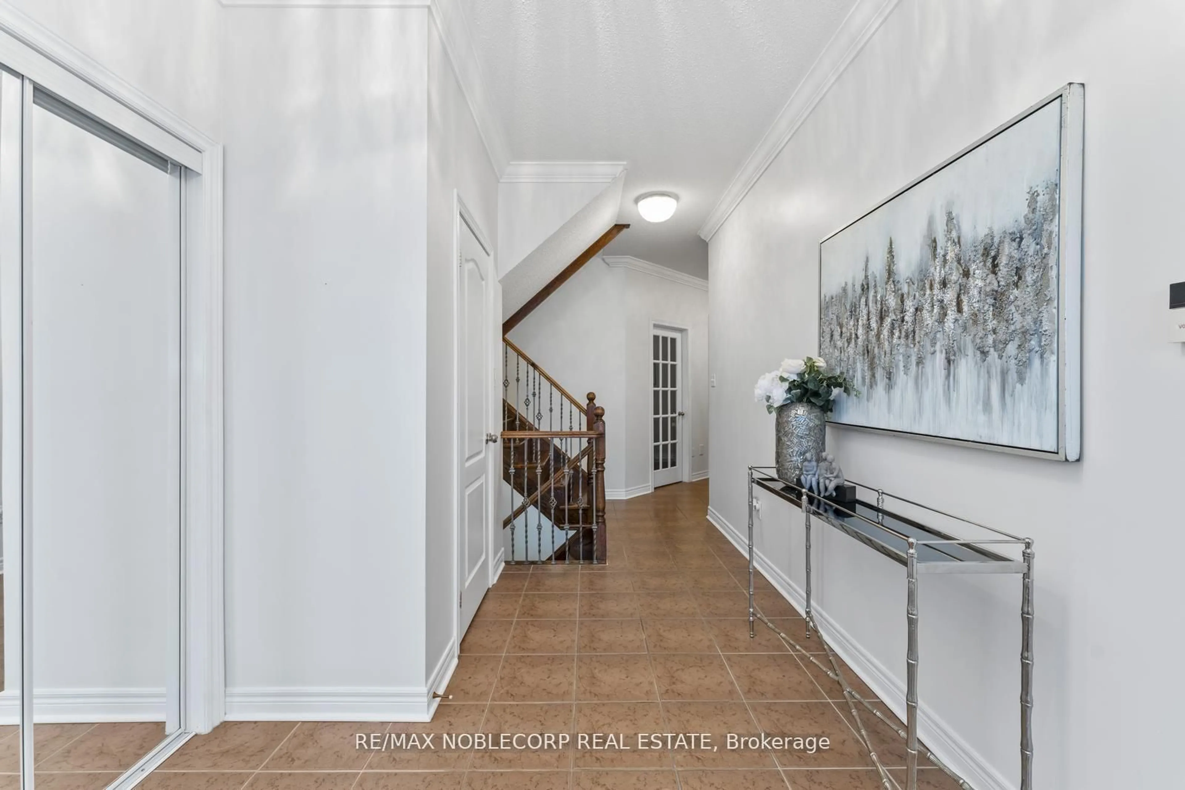 Indoor entryway for 36 Venice Gate Dr, Vaughan Ontario L4H 0E7