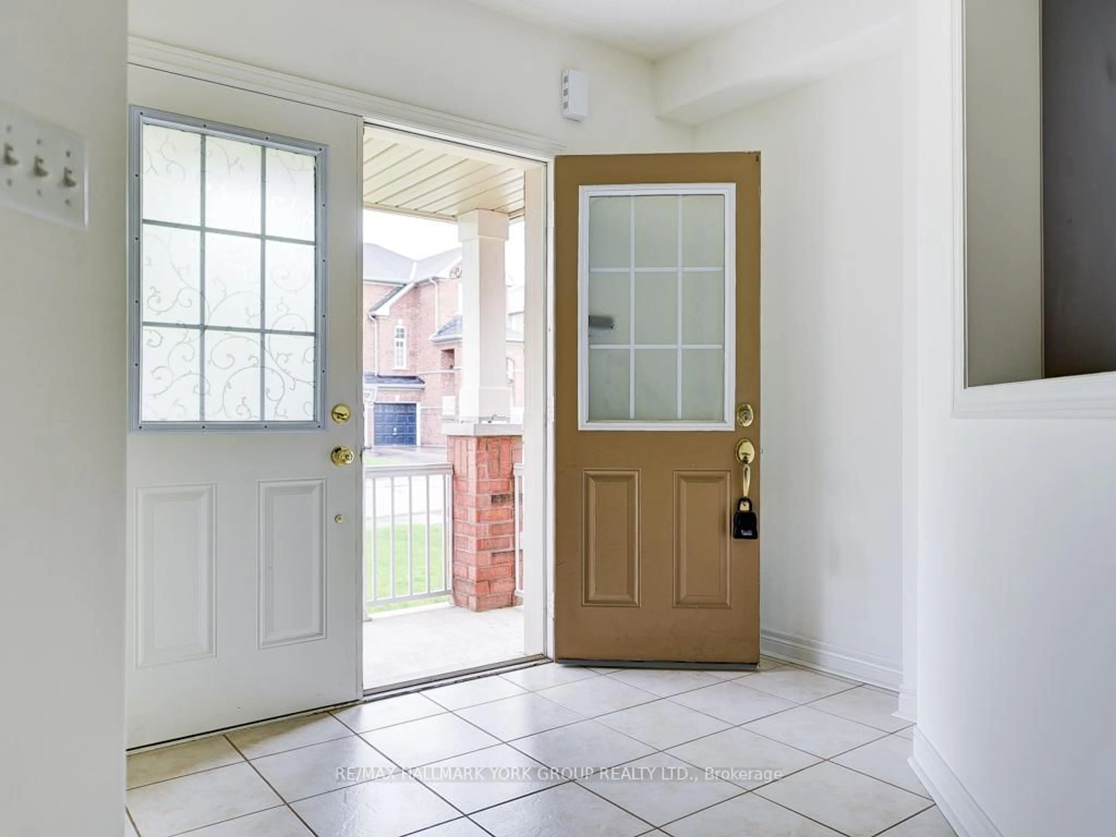 Indoor entryway for 92 Memorial Gardens Way, Newmarket Ontario L3X 3A7