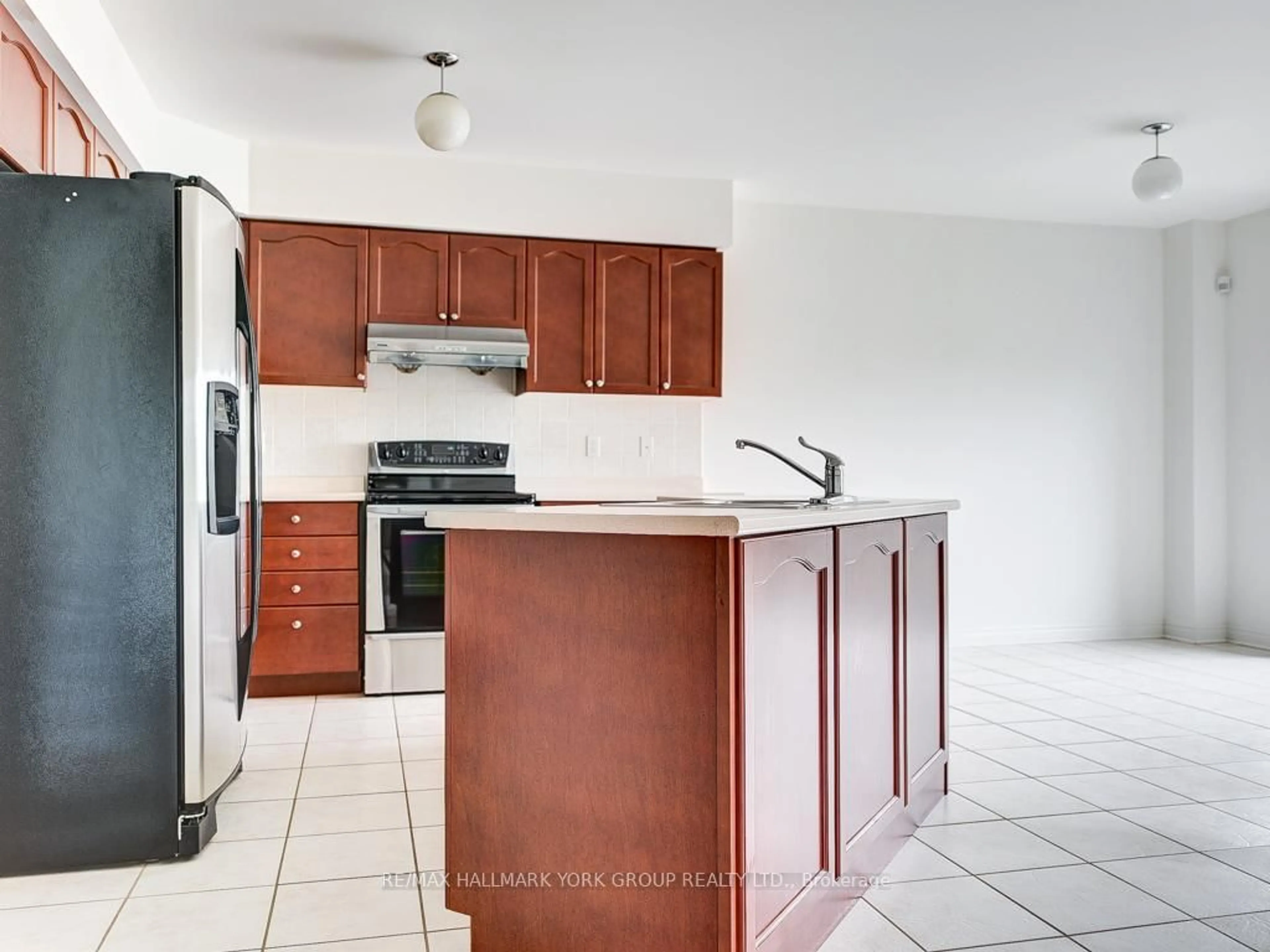 Standard kitchen, ceramic/tile floor for 92 Memorial Gardens Way, Newmarket Ontario L3X 3A7