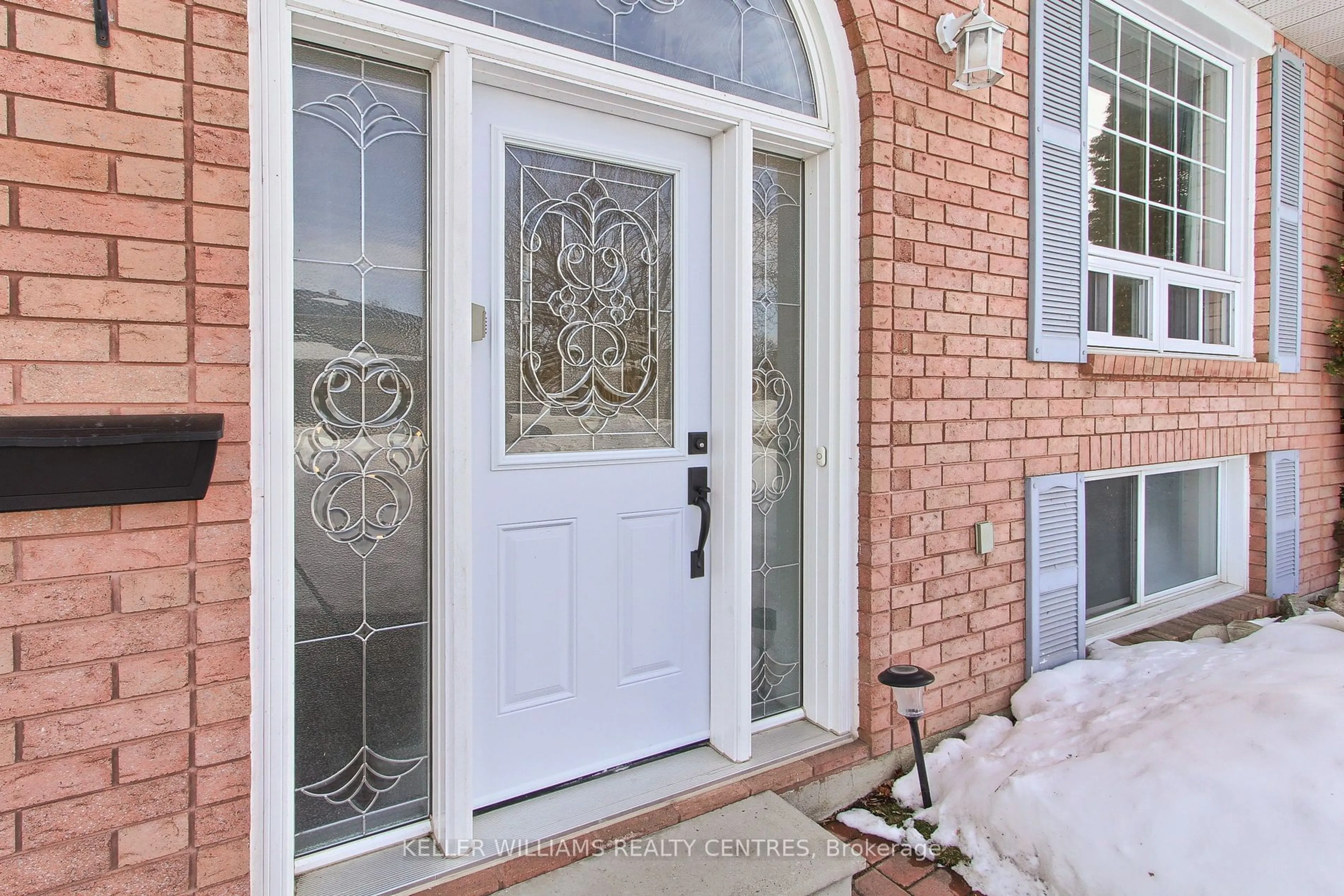 Indoor entryway for 271 Tampa Dr, Georgina Ontario L4P 3A3