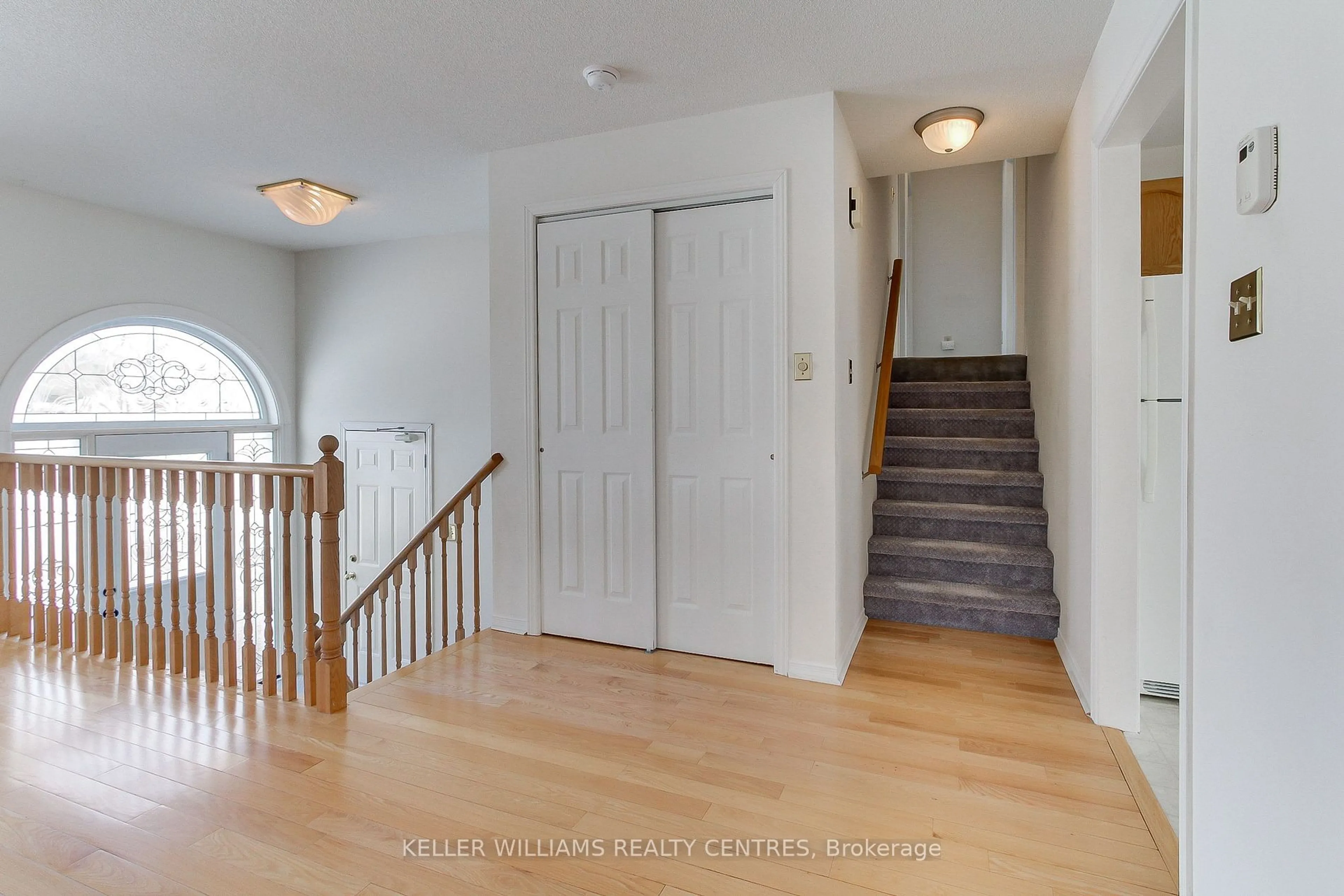 Indoor entryway for 271 Tampa Dr, Georgina Ontario L4P 3A3