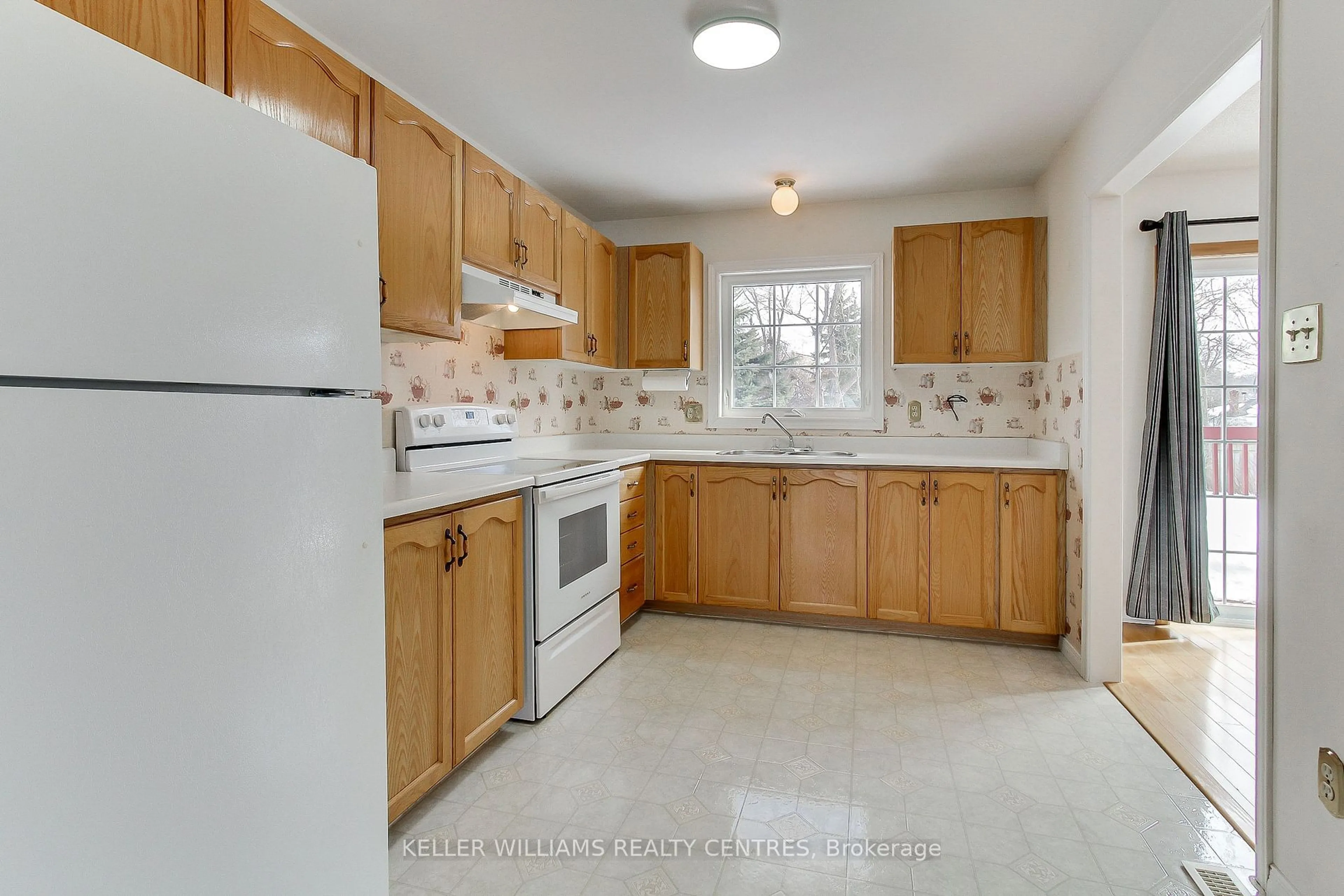 Standard kitchen, ceramic/tile floor for 271 Tampa Dr, Georgina Ontario L4P 3A3