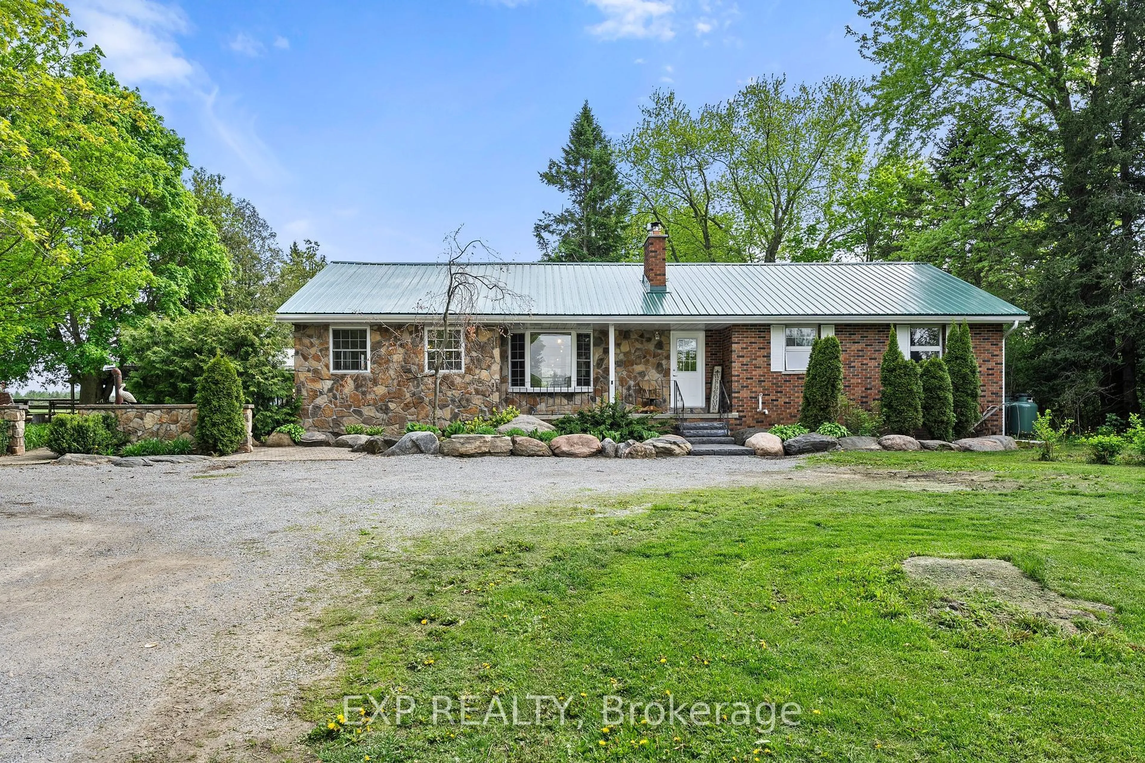 A pic from outside/outdoor area/front of a property/back of a property/a pic from drone, street for 255 Victoria Rd, Georgina Ontario L0E 1N0