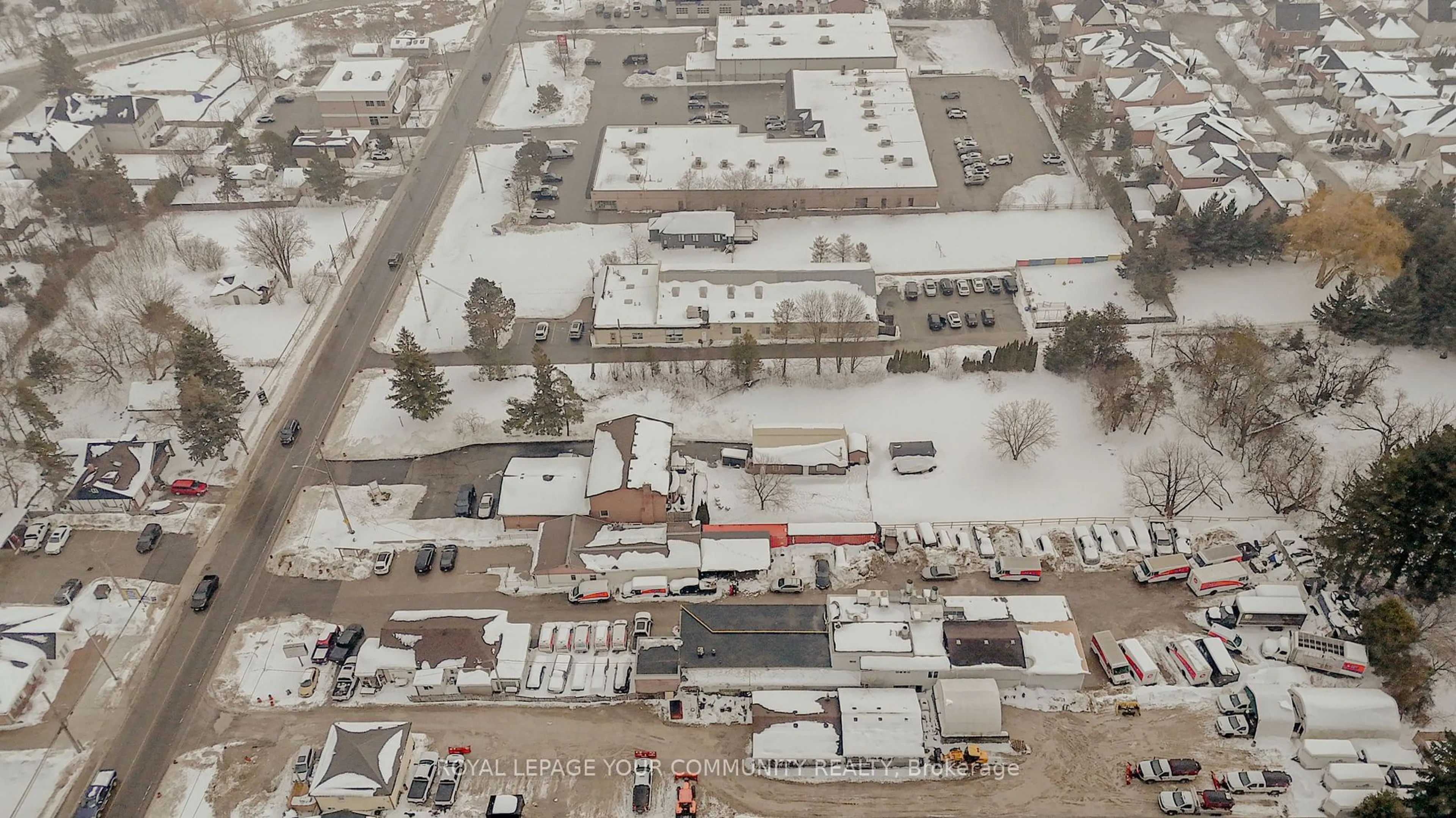 A pic from outside/outdoor area/front of a property/back of a property/a pic from drone, street for 181 King Rd, Richmond Hill Ontario L4E 2W1