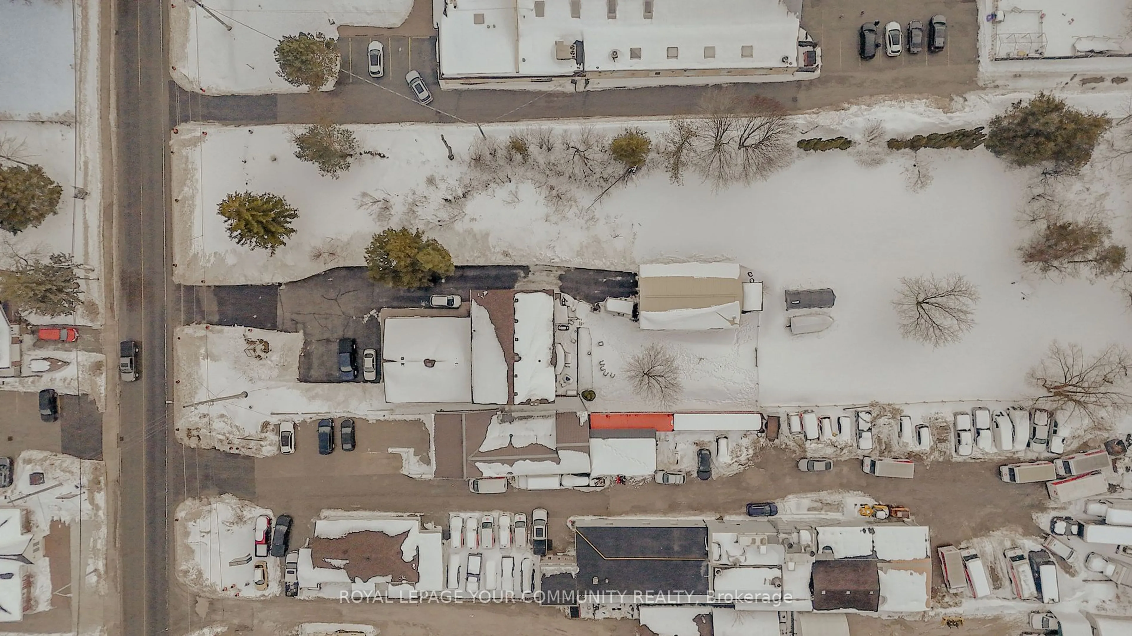 A pic from outside/outdoor area/front of a property/back of a property/a pic from drone, street for 181 King Rd, Richmond Hill Ontario L4E 2W1