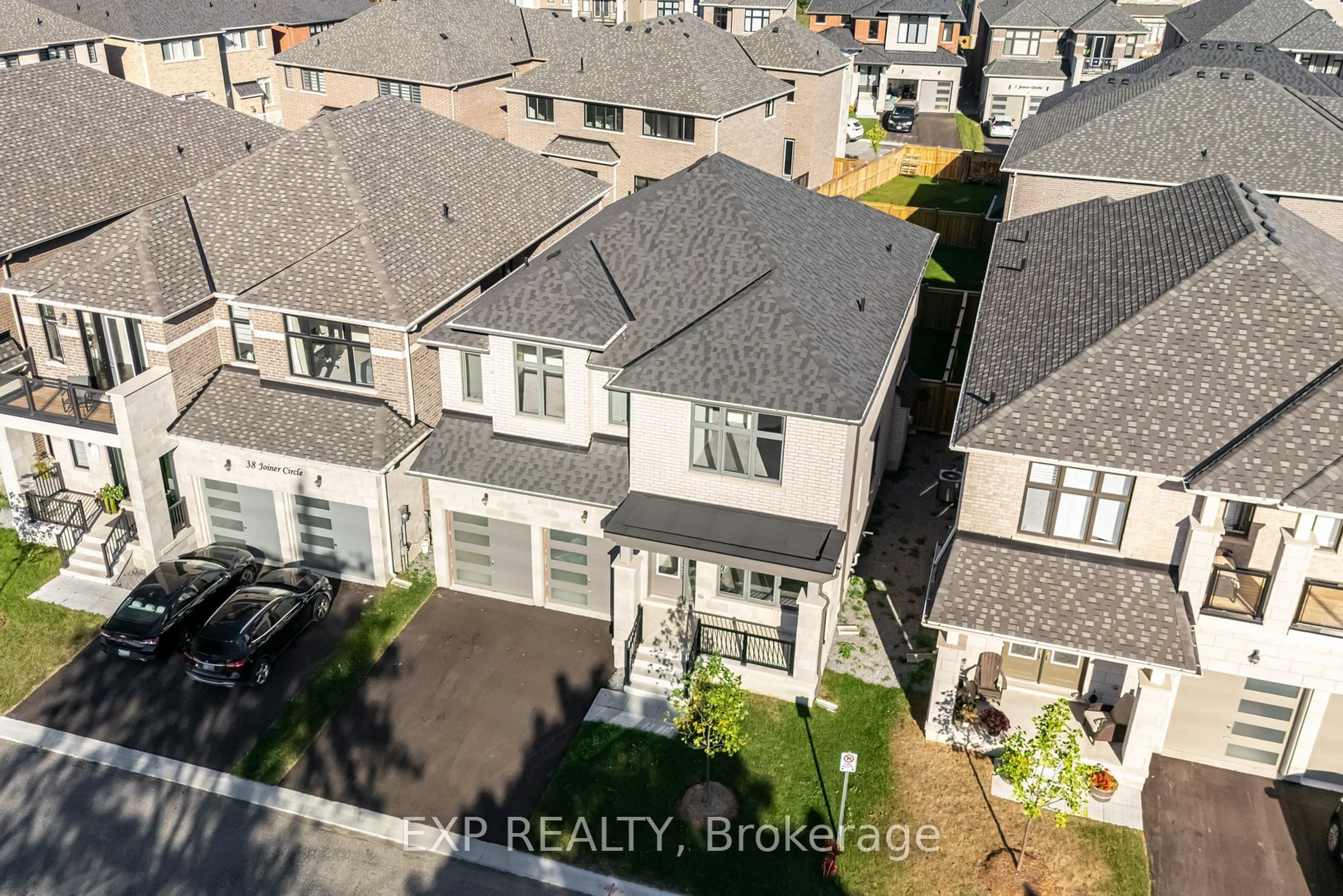 A pic from outside/outdoor area/front of a property/back of a property/a pic from drone, city buildings view from balcony for 40 Joiner Circ, Whitchurch-Stouffville Ontario L4A 7X4