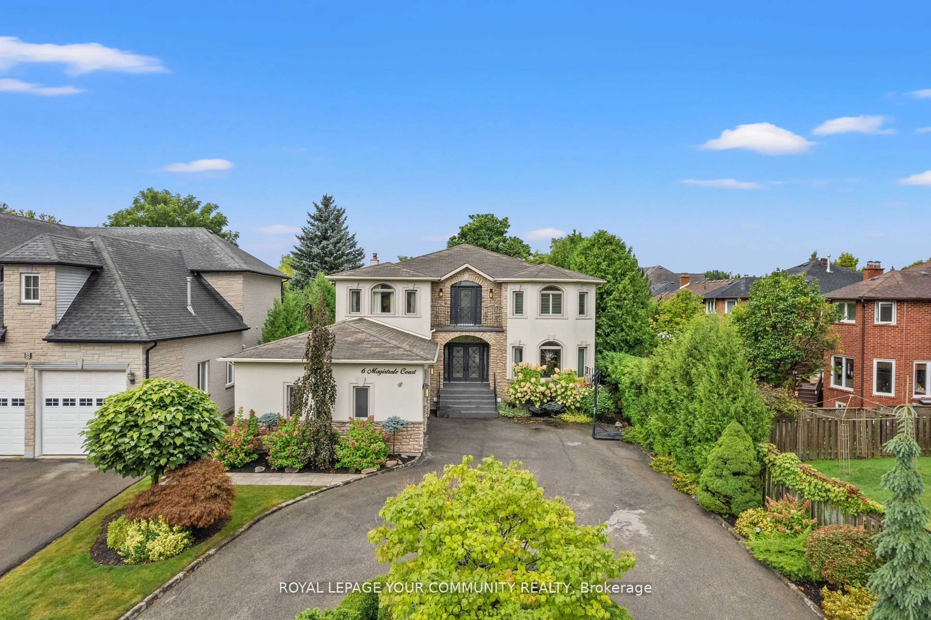 A pic from outside/outdoor area/front of a property/back of a property/a pic from drone, street for 6 Magistrale Crt, Richmond Hill Ontario L4C 0H3