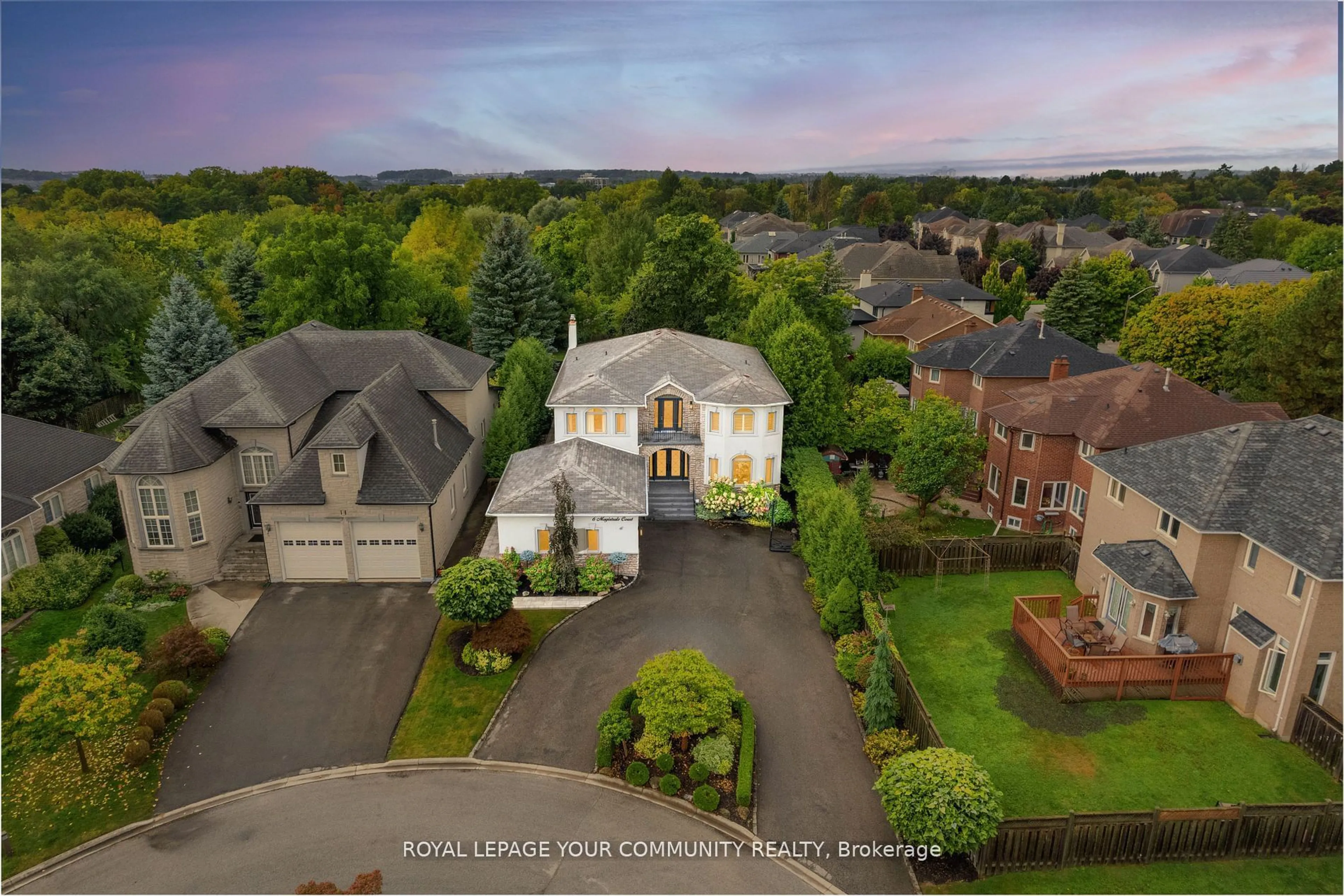 A pic from outside/outdoor area/front of a property/back of a property/a pic from drone, street for 6 Magistrale Crt, Richmond Hill Ontario L4C 0H3