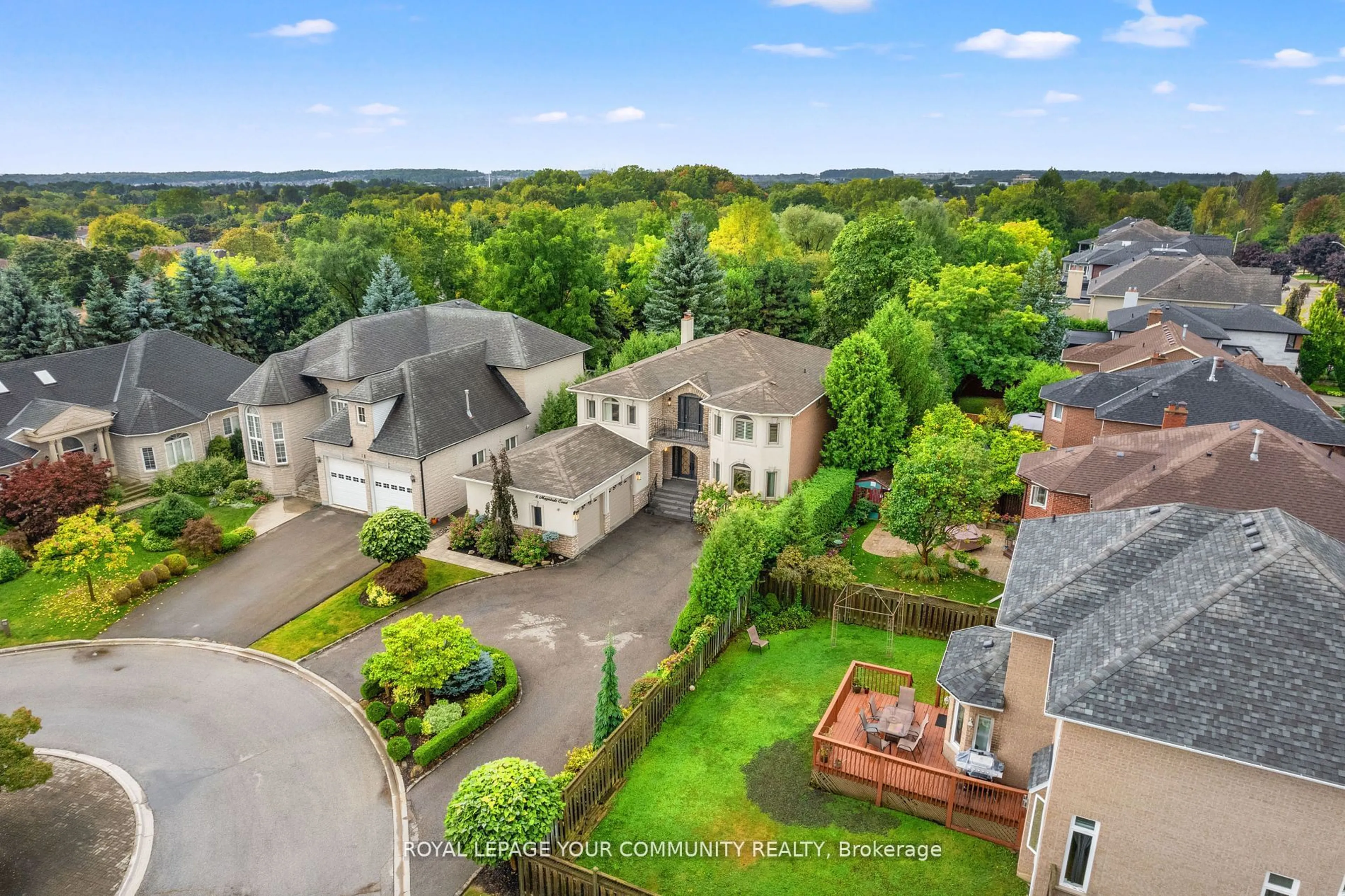 A pic from outside/outdoor area/front of a property/back of a property/a pic from drone, street for 6 Magistrale Crt, Richmond Hill Ontario L4C 0H3